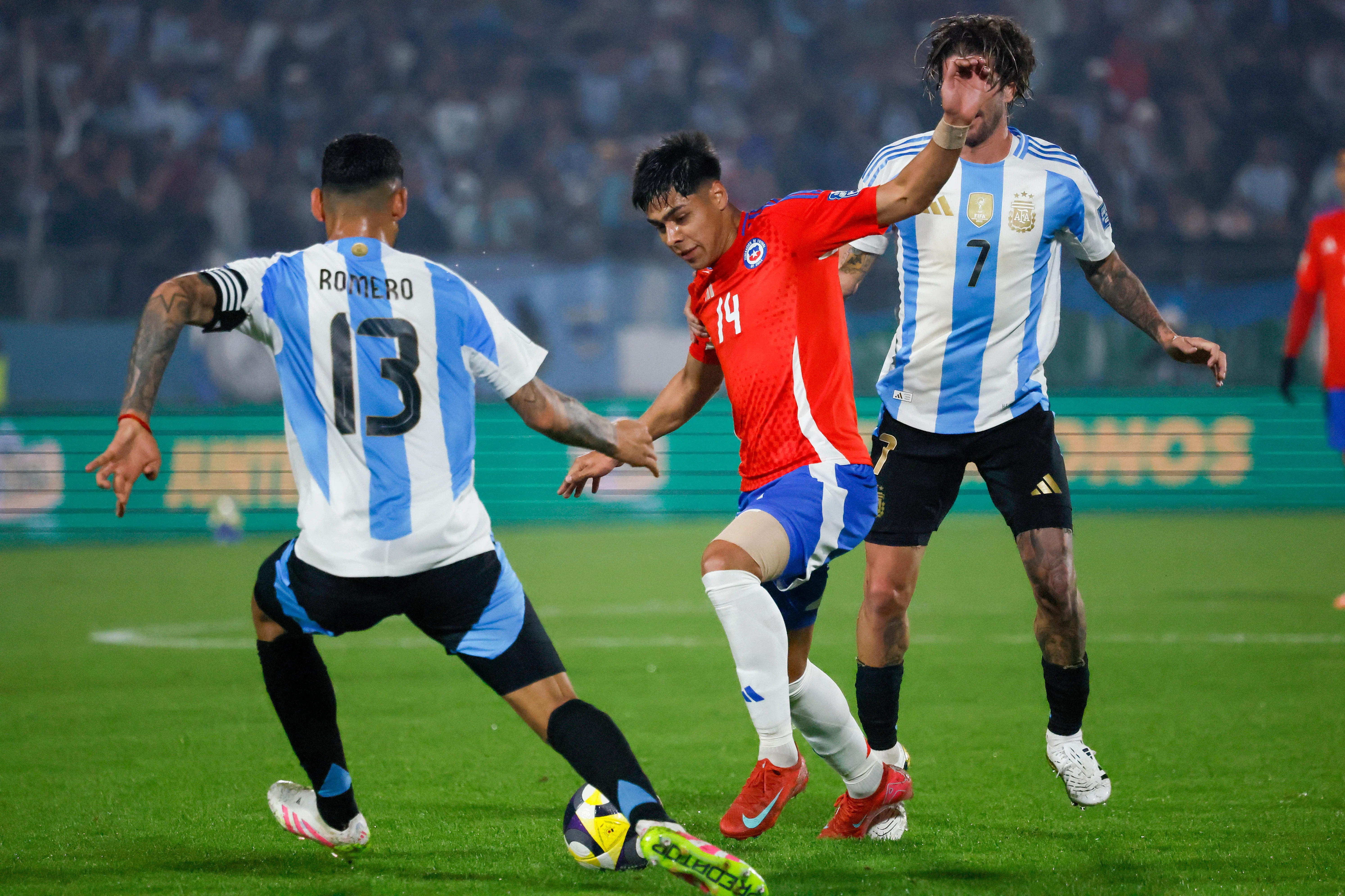 Darío Osorio en acción ante Cuti Romero durante un partido de Eliminatorias 2026 entre Chile y Argentina. (Andrés Piña/Photosport).