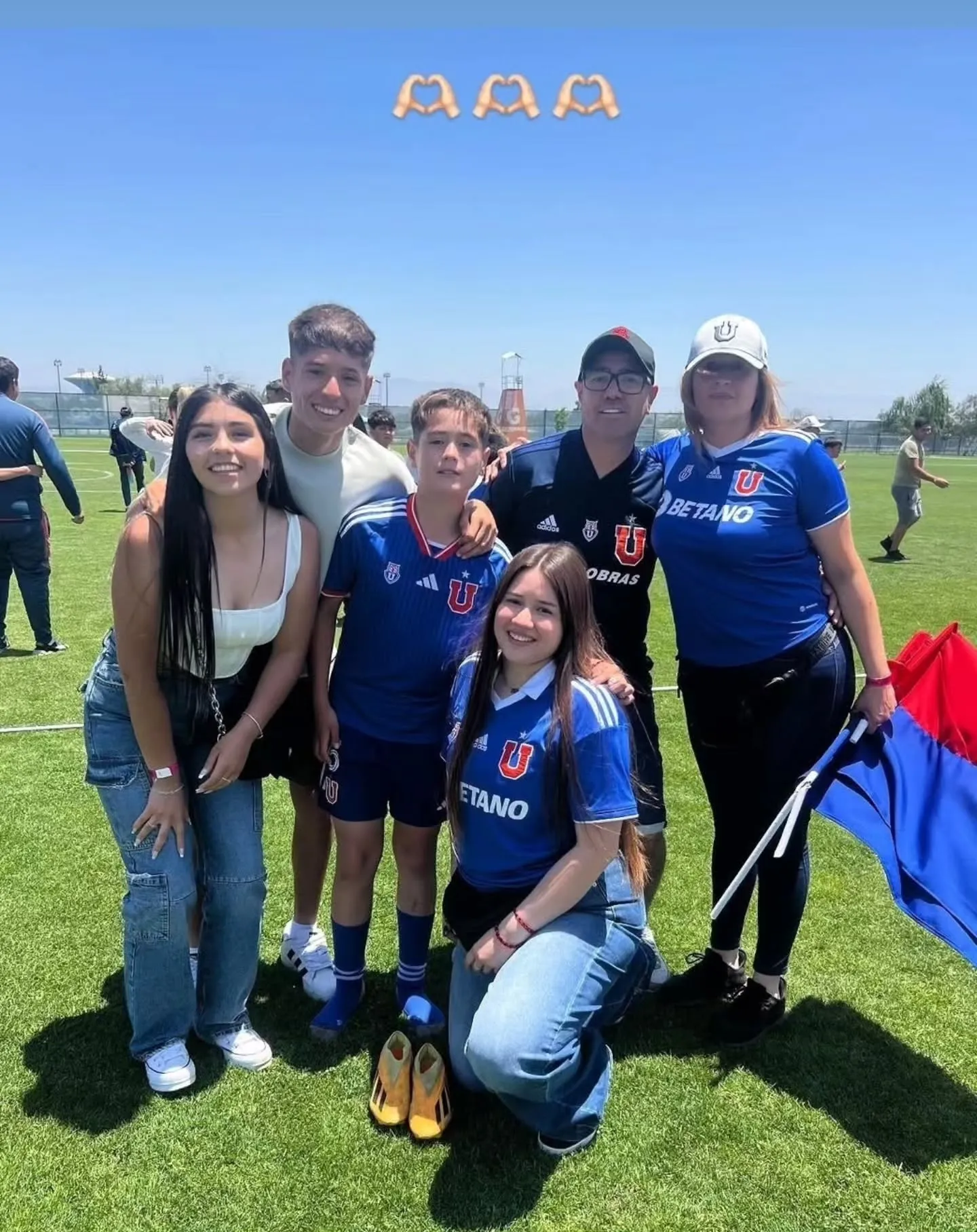 La familia Román teñida de azul.