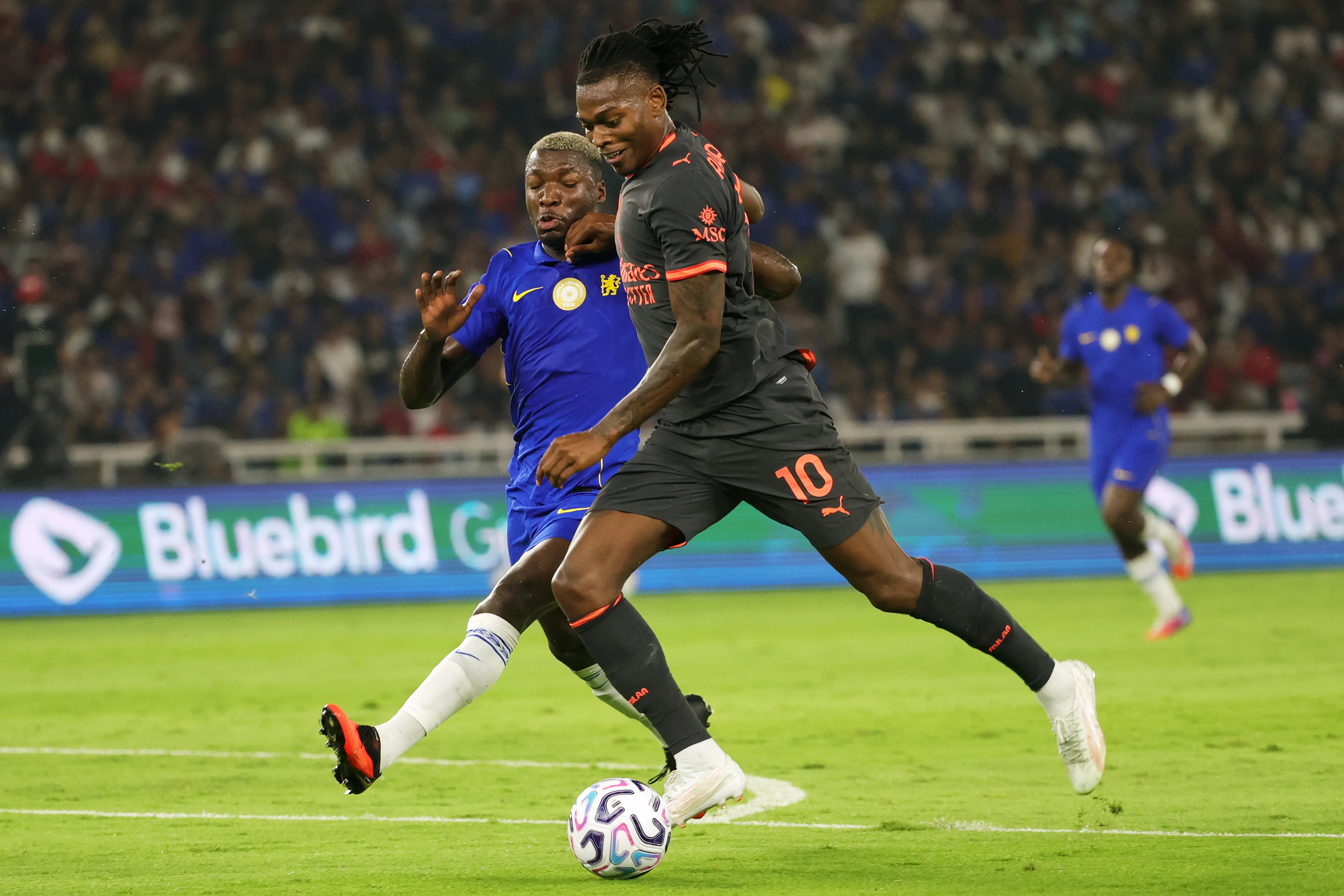 Rafael Leao en acción ante el Chelsea en un duelo de pretemporada. (Peksi Cahyo/Getty Images).