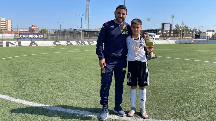 Roberto Órdenes junto a su hijo Agustín, quien milita en la Sub 15 de los albos.
