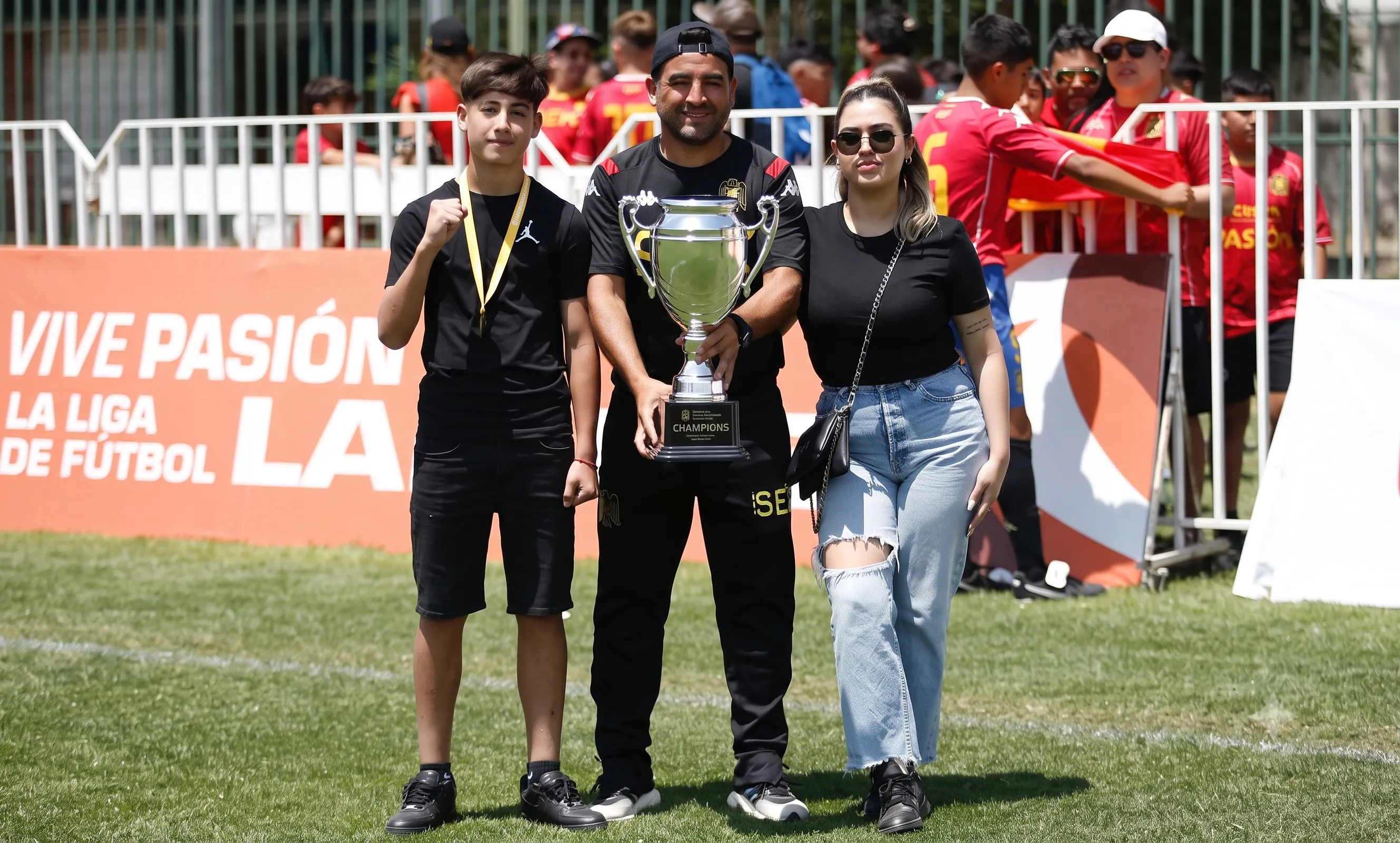 Roberto Órdenes condujo a la Sub 13 de los hispanos a salir campeón en 2024. (Foto: Cedida y retocada con Gemini IA).
