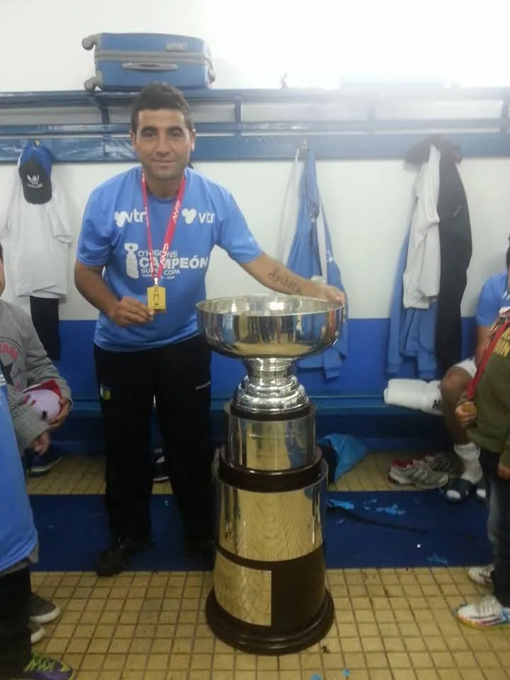 Roberto Órdenes luce la Supercopa que O’Higgins ganó en 2014 vs Deportes Iquique. (Cedida).