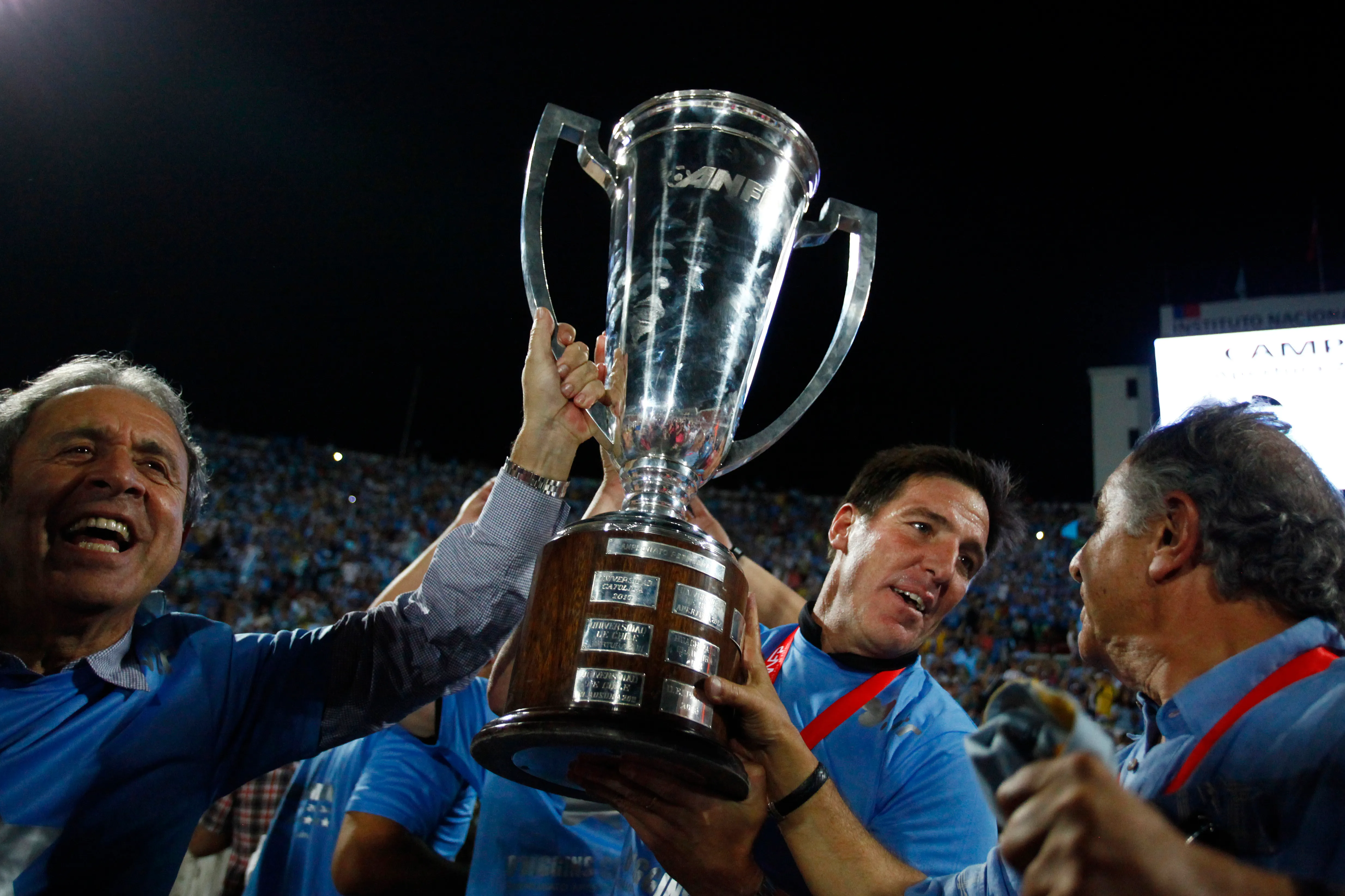Eduardo Berizzo festeja con la copa que O’Higgins le ganó a la Católica en 2013. (Felipe Zanca/Photosport).