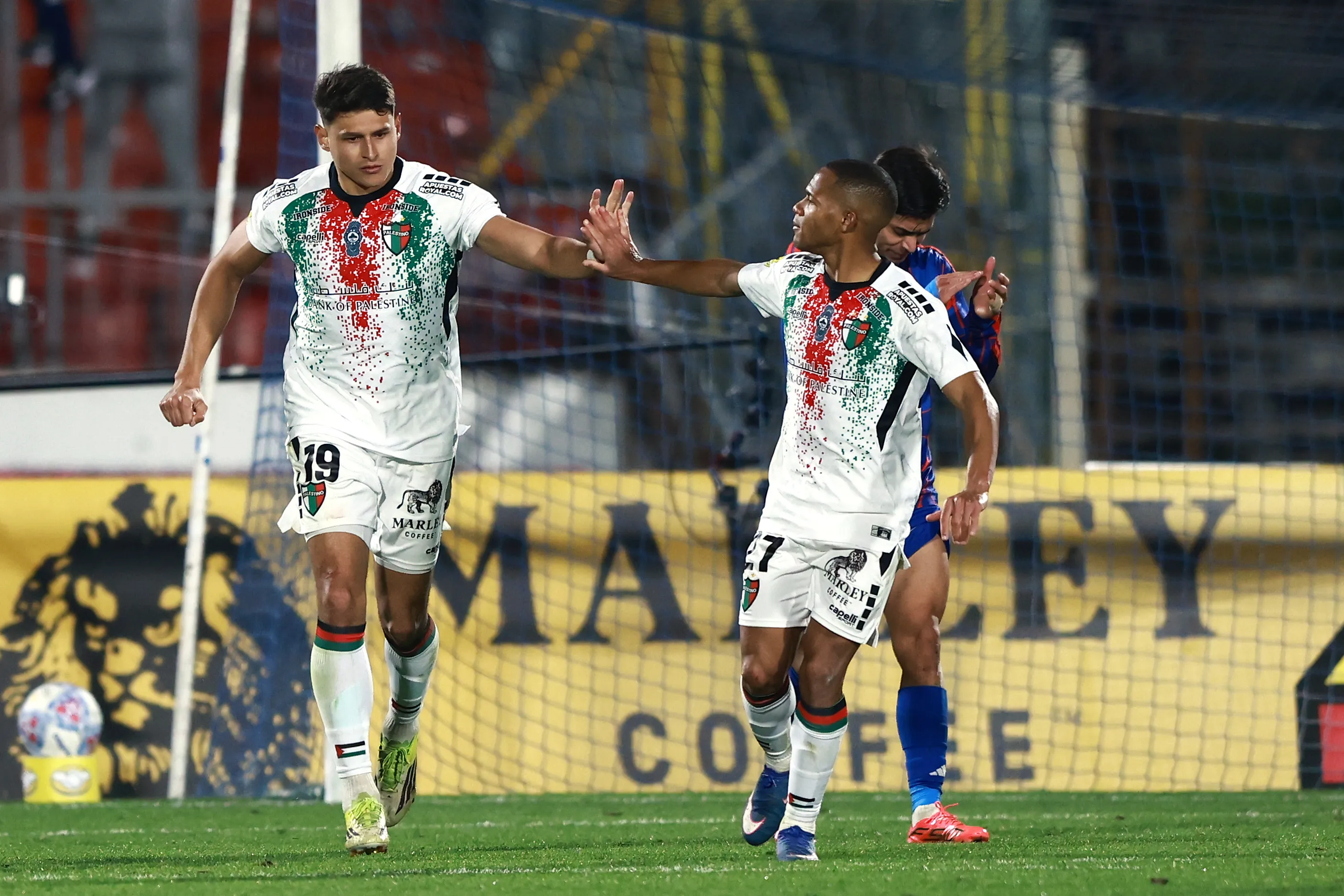 La U bajó el ritmo en el segundo tiempo y Palestino casi se lo empata. Foto: Felipe Zanca/Photosport