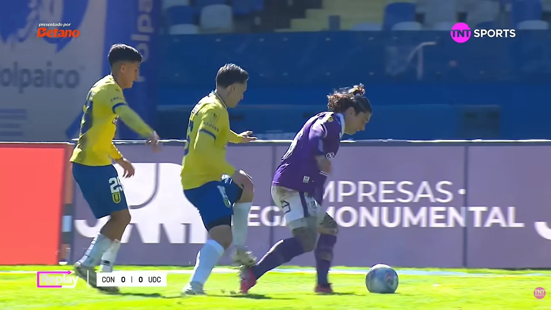 Por esta falta, Véjar pitó penal tras chequear las imágenes en el VAR. (Captura TNT Sports).