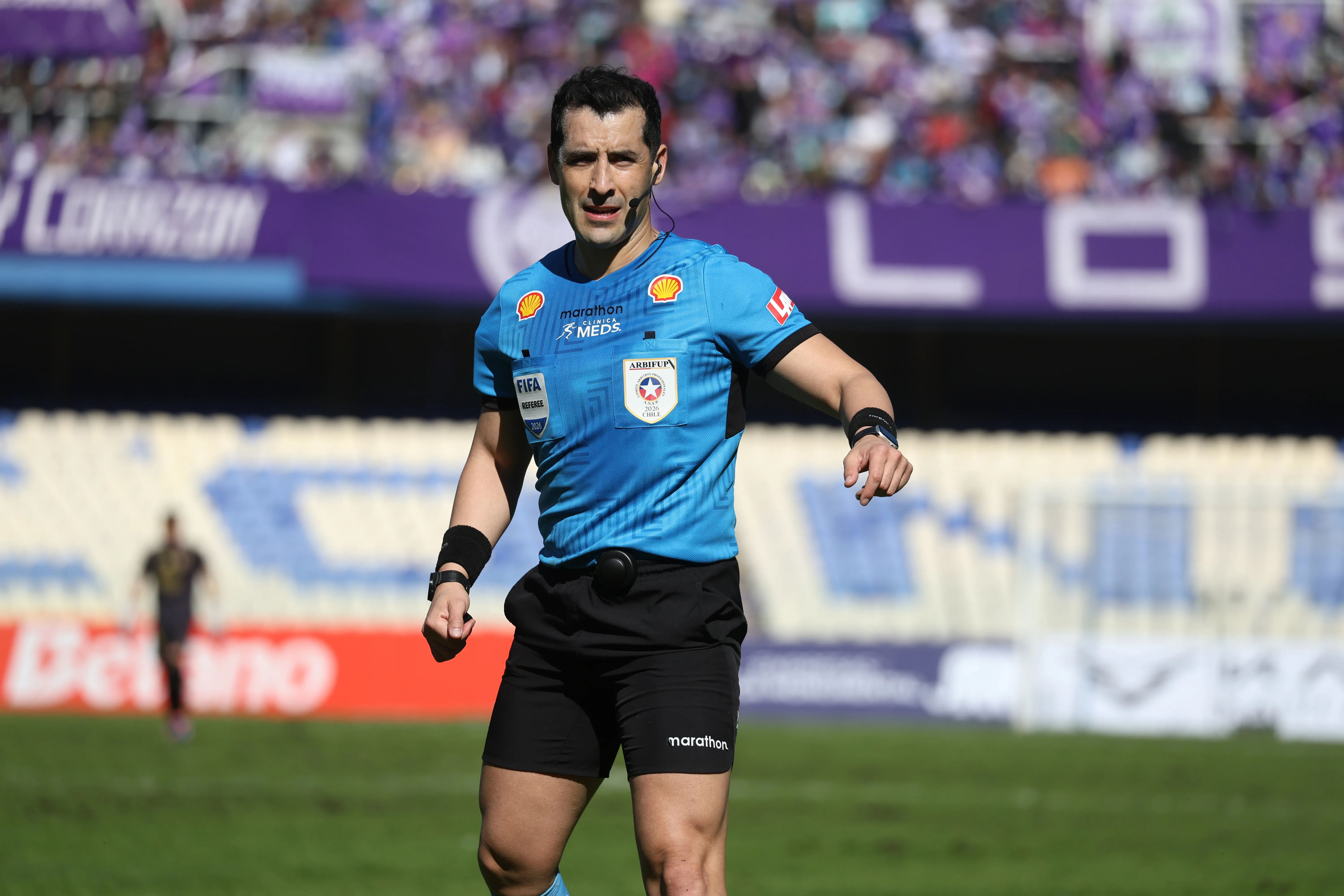 Una determinación de Fernando Véjar fue muy cuestionada por el DT del Campanil. (Eduardo Fortes/Photosport).
