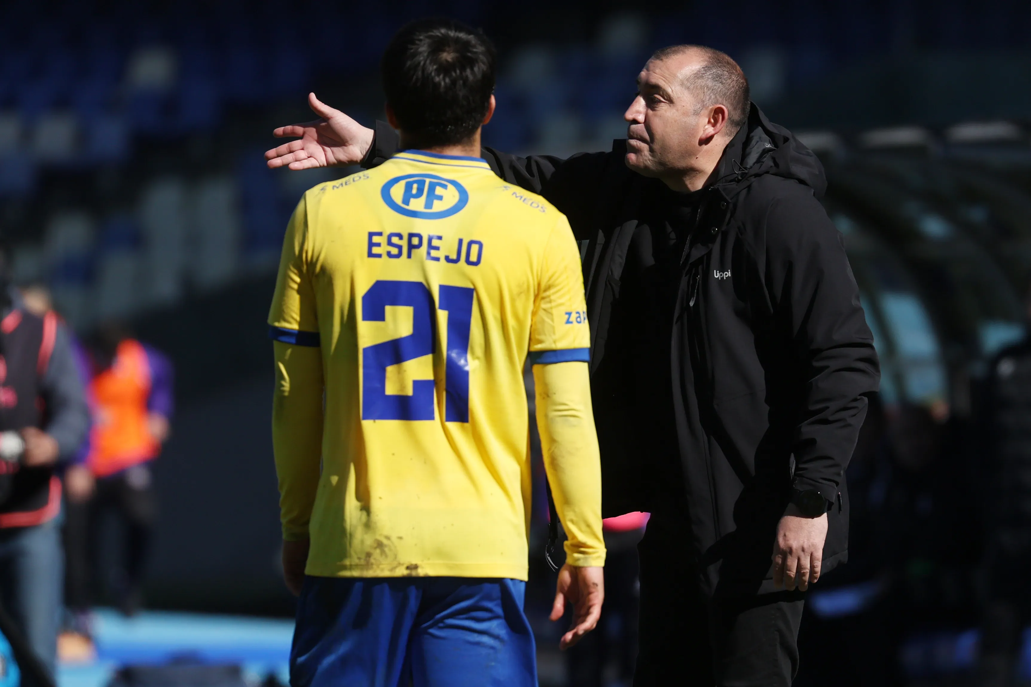 Cristian La Nona Muñoz le da indicaciones al lateral derecho Jorge Espejo. (Eduardo Fortes/Photosport).
