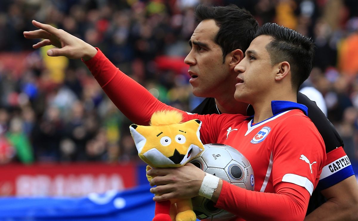 Claudio Bravo golpea la mesa tras el fichaje de Alexis Sánchez en la MLS: “No creo que se retire en Chile”
