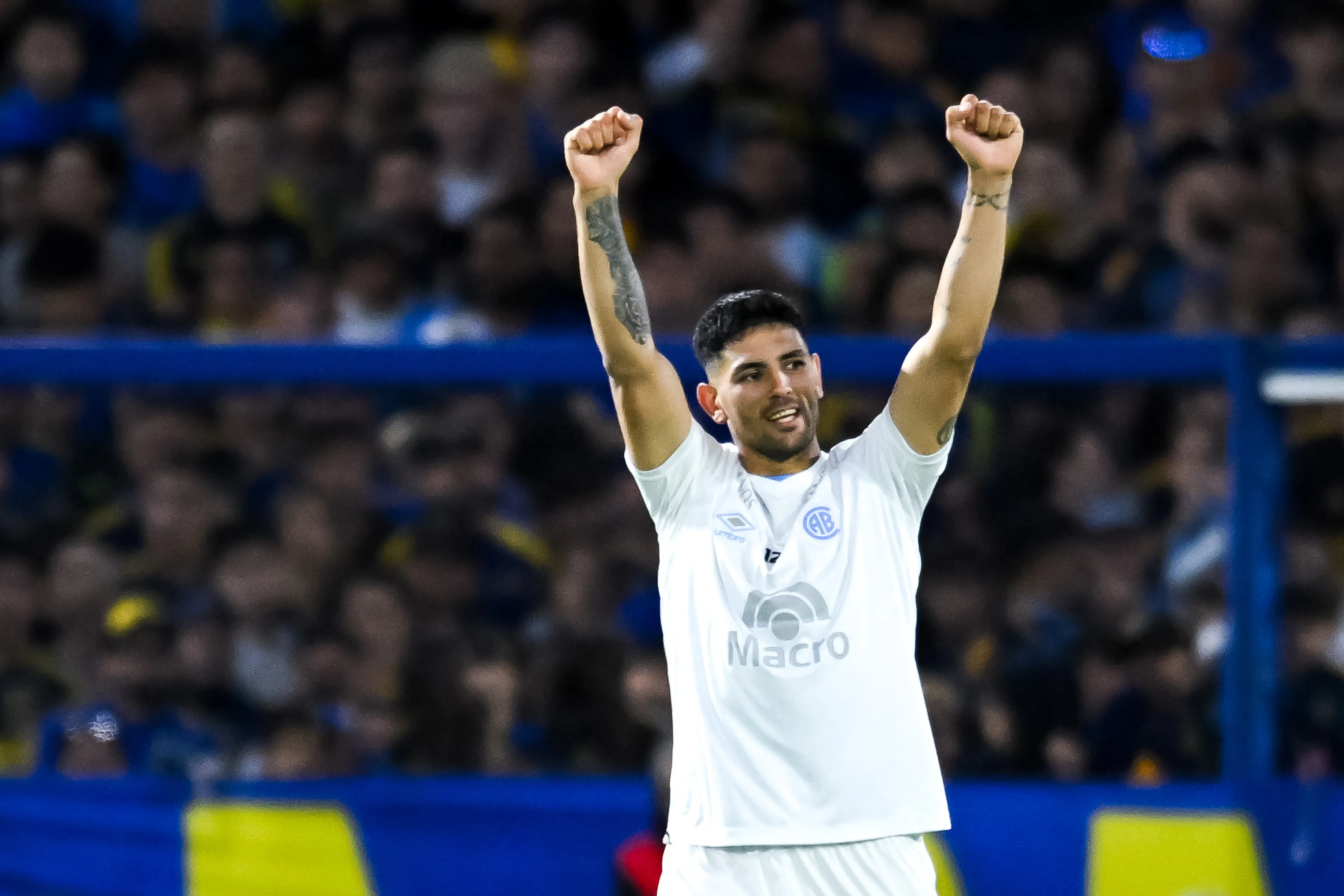 Lucas Passerini celebra un gol ante Boca en La Bombonera. (Marcelo Endelli/Getty Images).