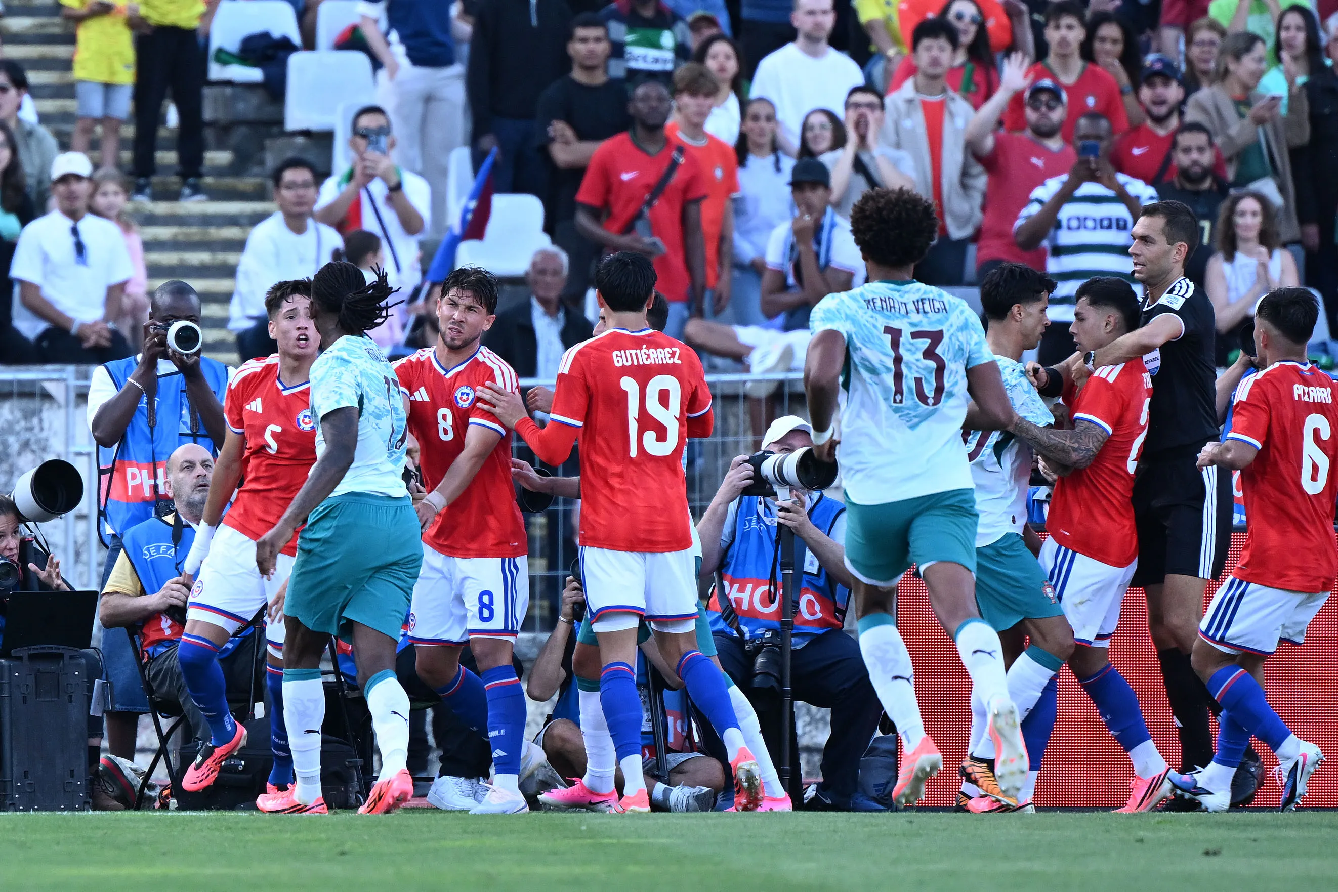 Iván Román se encara con Rafael Leao mientras Felipee Loyola intenta apaciguar los ánimos. (Photosport).