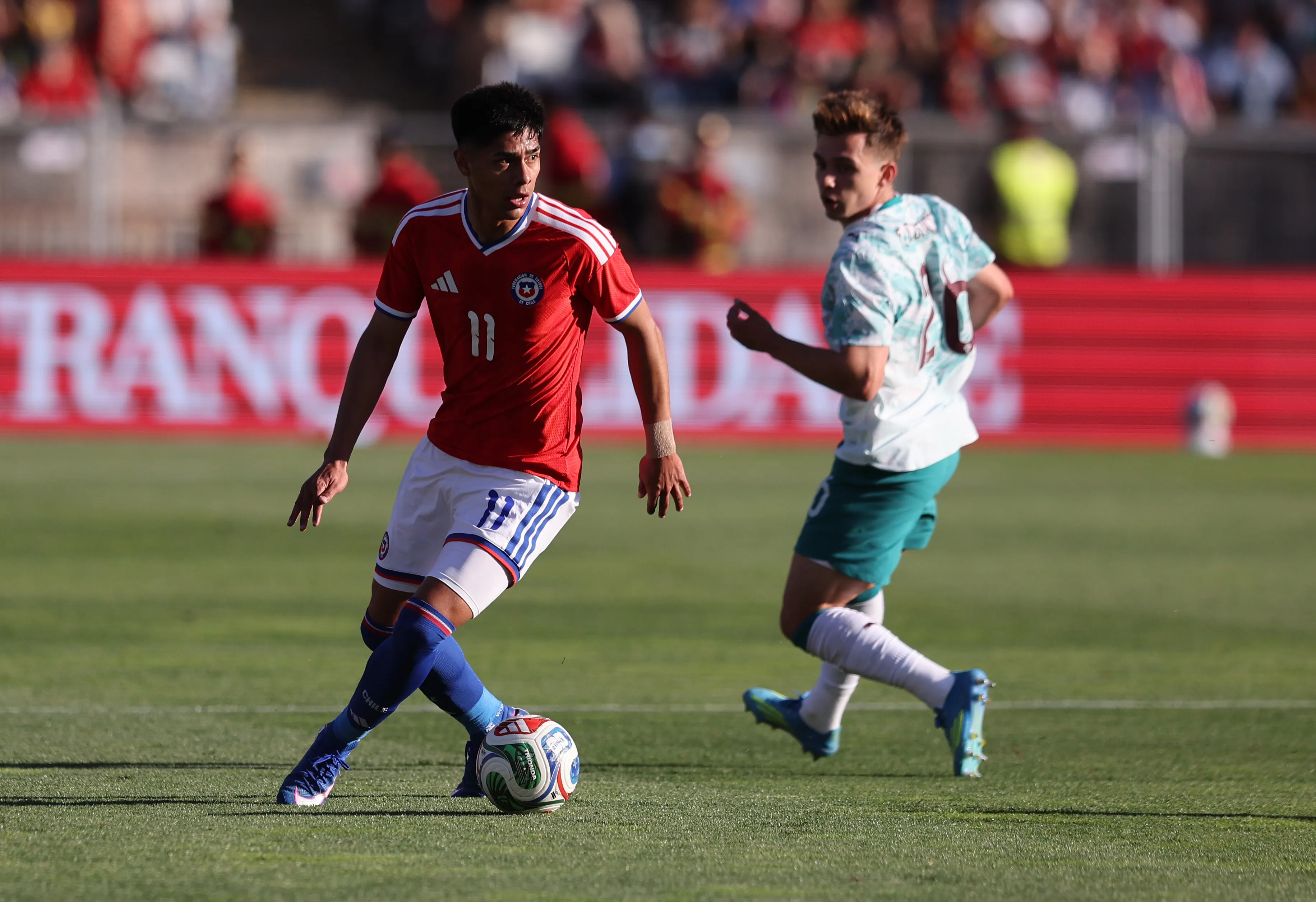 Darío Osorio también jugó ante Portugal en aquel amistoso donde literalmente se enfrentaron Rafael Leao e Iván Román. (Carlos Rodrigues/Getty Images).