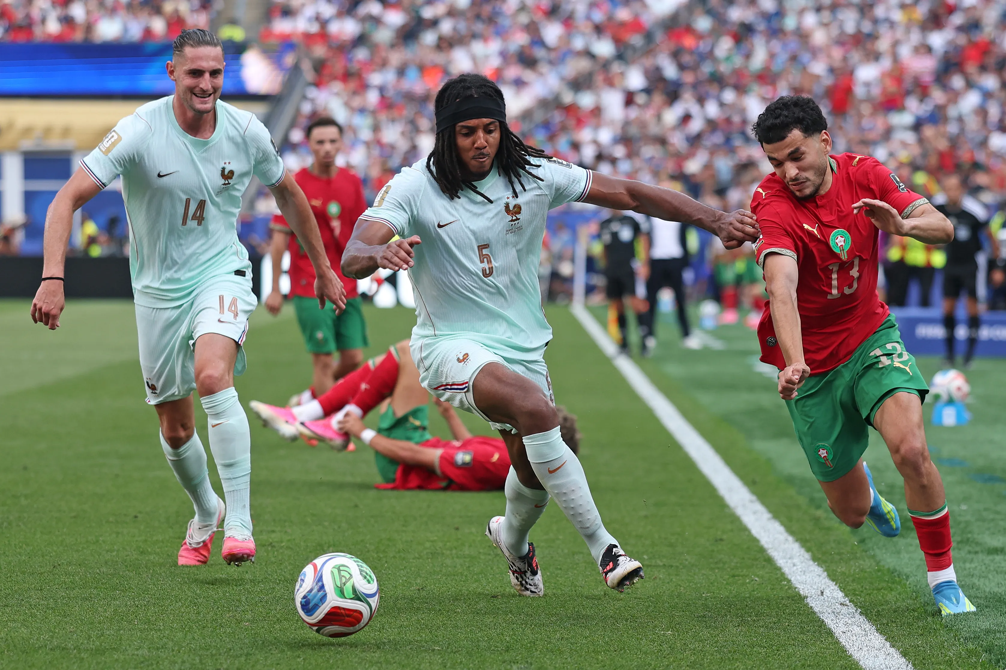 Zakaria El Ouadhi ante Jules Koundé en el triunfo de Francia ante Marruecos por la Copa del Mundo recién jugada. (Lars Baron/Getty Images).