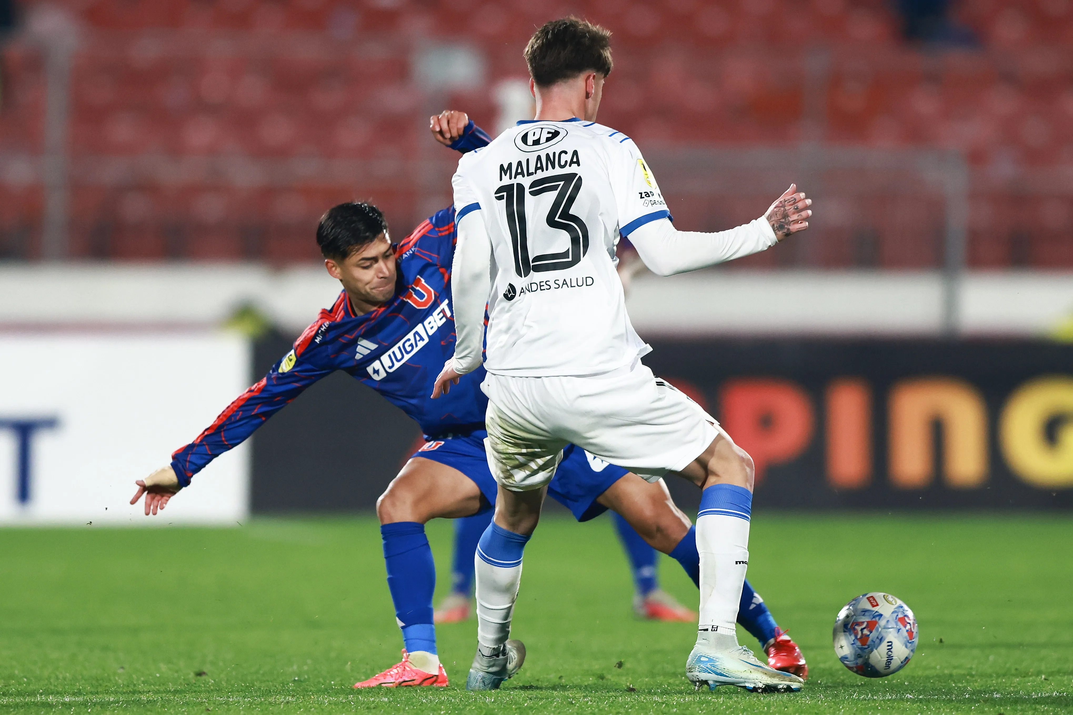 Renzo Malanca enfrenta a Fabián Hormazábal en un duelo entre U de Chile vs Huachipato. (Felipe Zanca/Photosport).