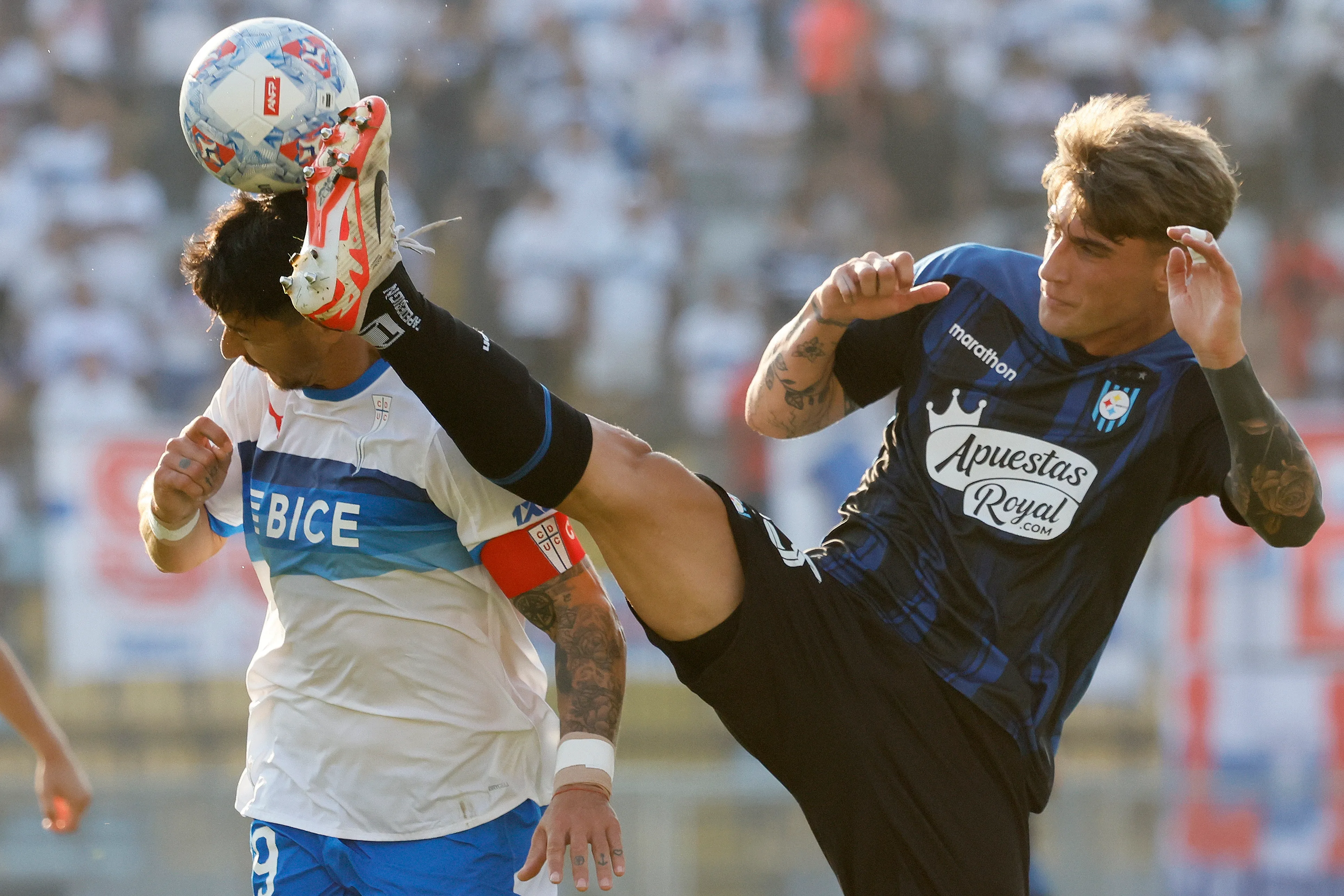 Renzo Malanca lucha una pelota con Fernando Zampedri. (Andrés Piña/Photosport).