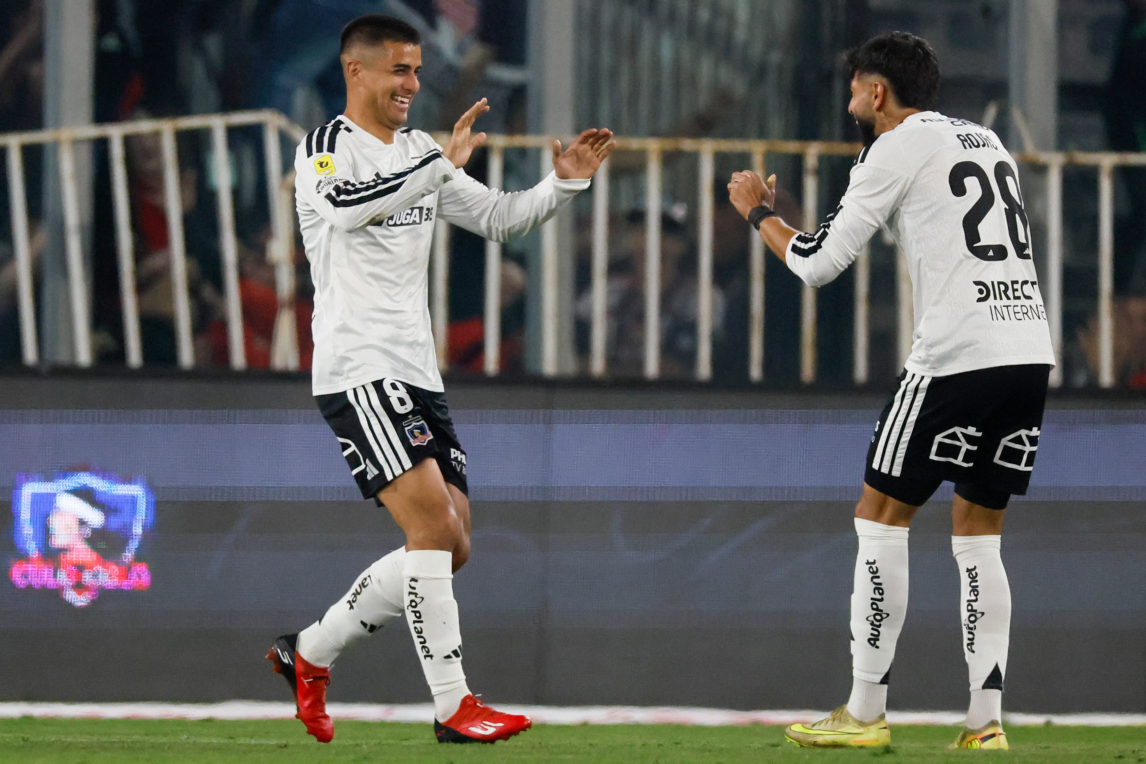 Álvaro Madrid celebra junto a Jeyson Rojas un gol del Cacique vs Deportes Concepción. (Andres Pina/Photosport).