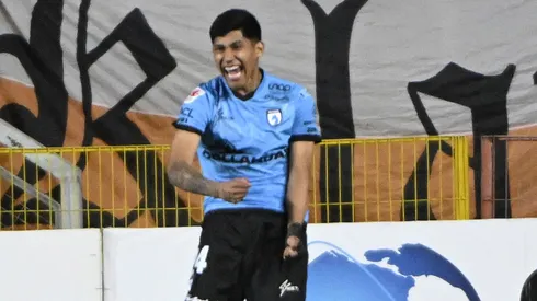 Bayron Barrera celebra el gol que le convirtió a Cobreloa por Iquique.