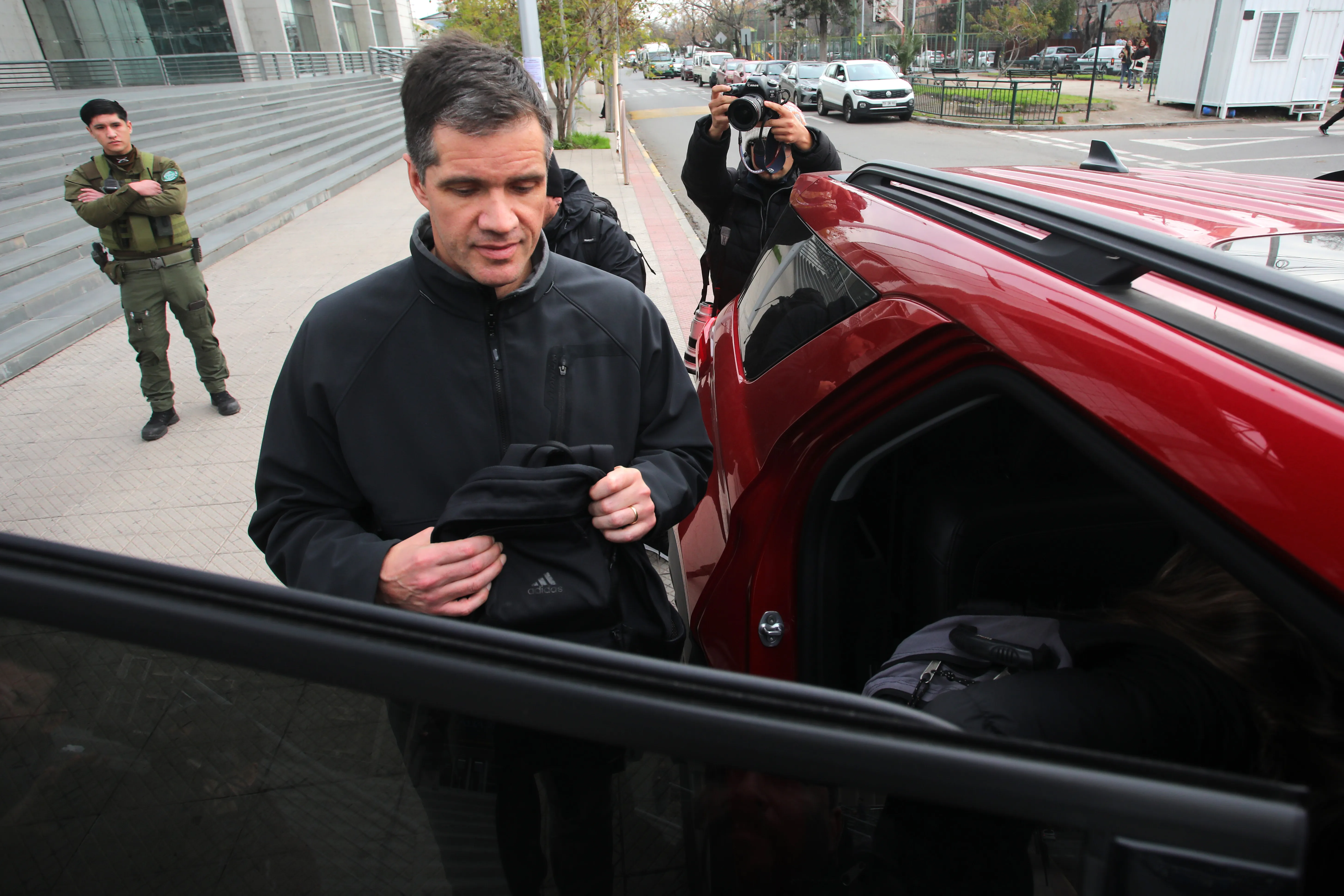 Michael Clark ha dispuesto de seguridad para su salida de Tribunales. Foto: Jonnathan Oyarzun/Aton Chile