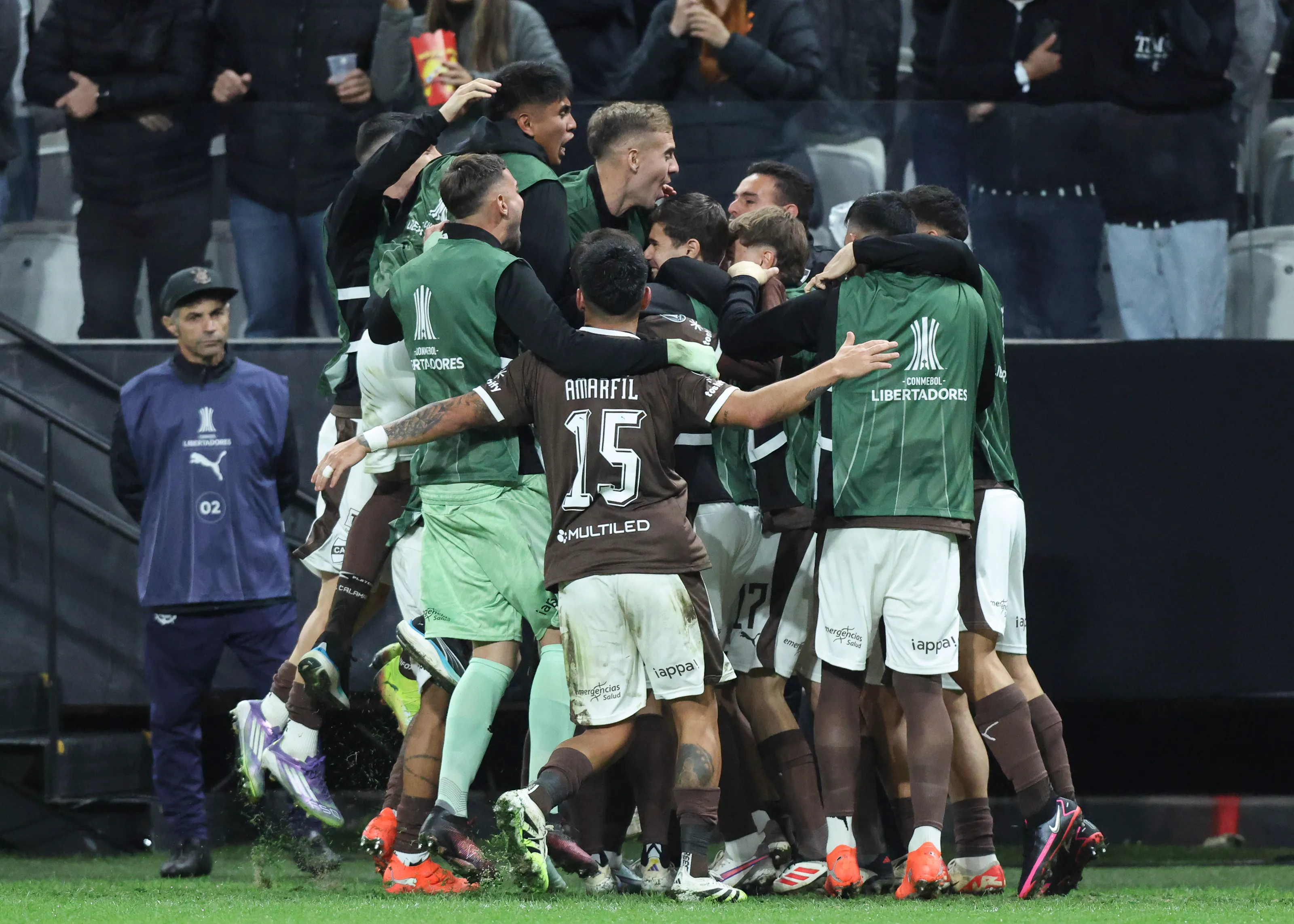 Platense celebró así el gol de Franco Zapiola ante Corinthians. (Alexandre Schneider/Getty Images).