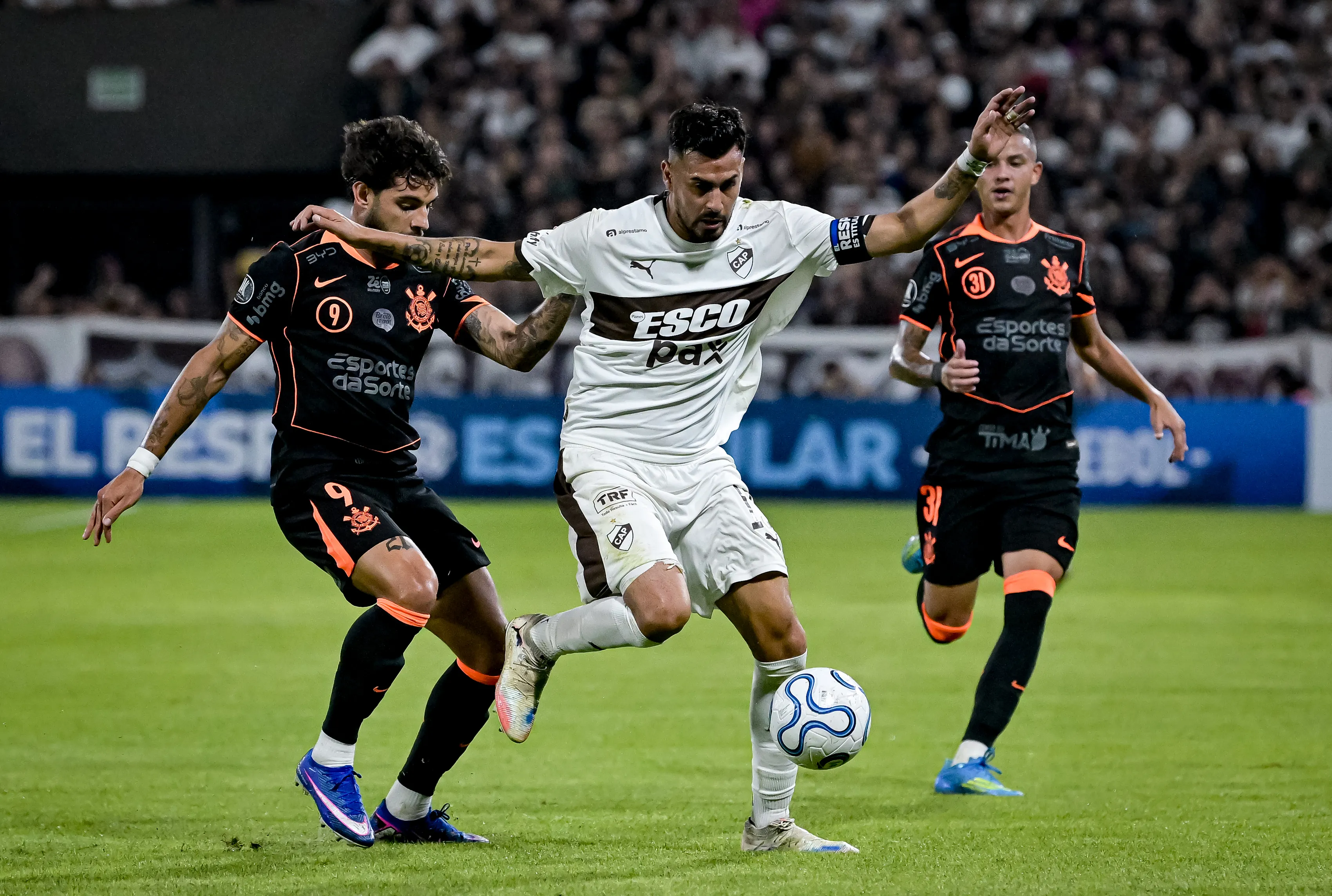 Ignacio Vázquez en acción frente a Corinthians de Brasil. (Marcelo Endelli/Getty Images).