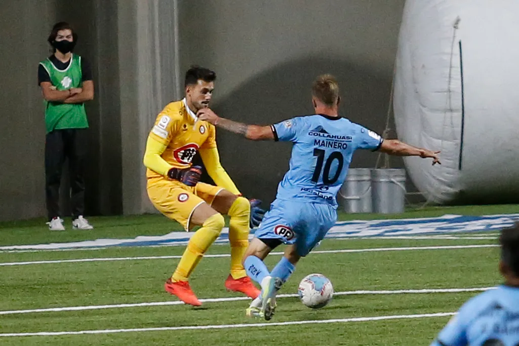 Guido Mainero en acción por Deportes Iquique, donde jugó 12 partidos: anotó dos goles y regaló tres asistencias. (Raul Zamora/Photosport).