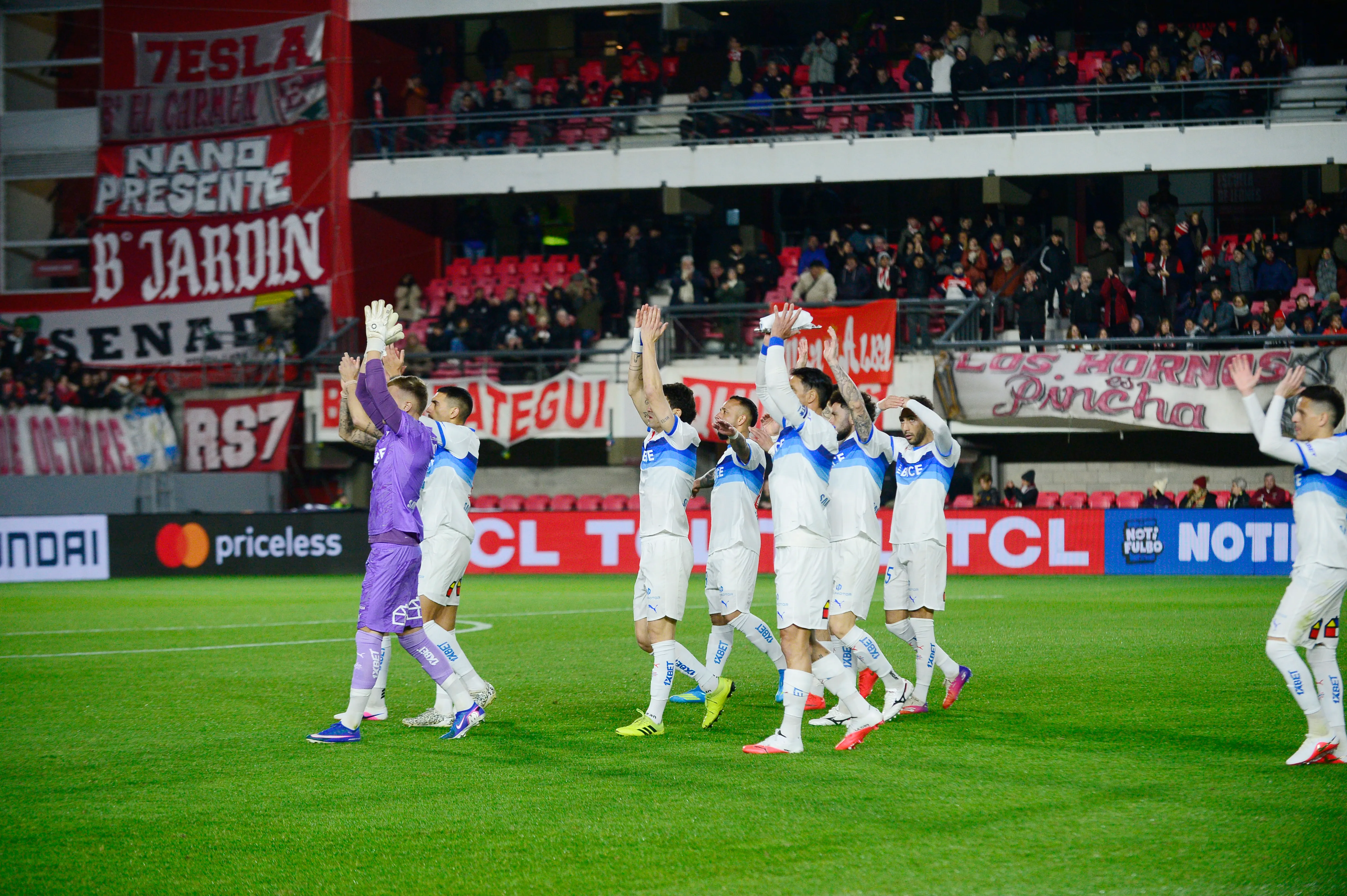 Universidad Católica ha estado lejos de su mejor versión ante Estudiantes de La Plata. | Foto: Photosport.