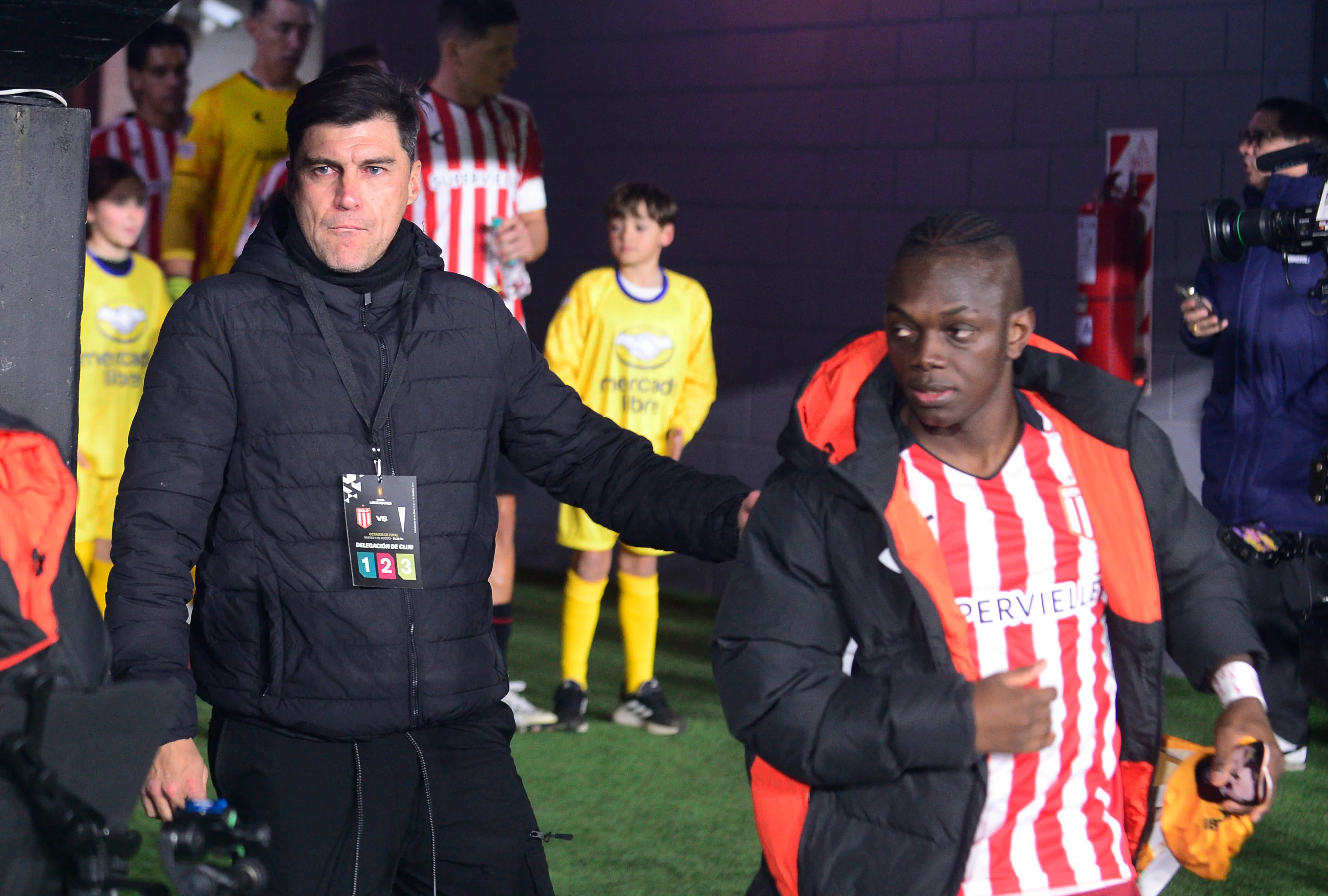 Alexander Medina junto al colombiano Edwuin Cetré, quien fue reserva ante Católica. (Ignacio Amiconi/Fotobaires/Photosport).