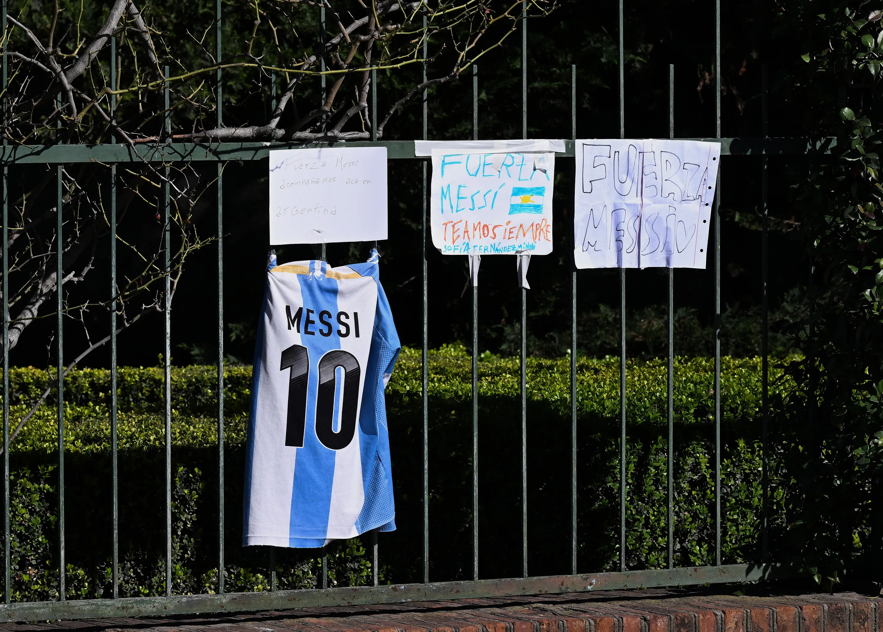 Los hinchas de Messi también mostraron su apoyo incluso en el cementerio. (Photo by Getty Images/Getty Images)