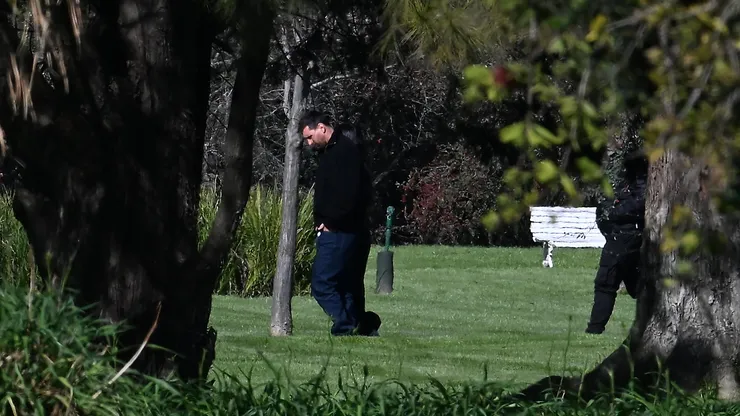Messi caminando solo en el cementerio en Rosario.