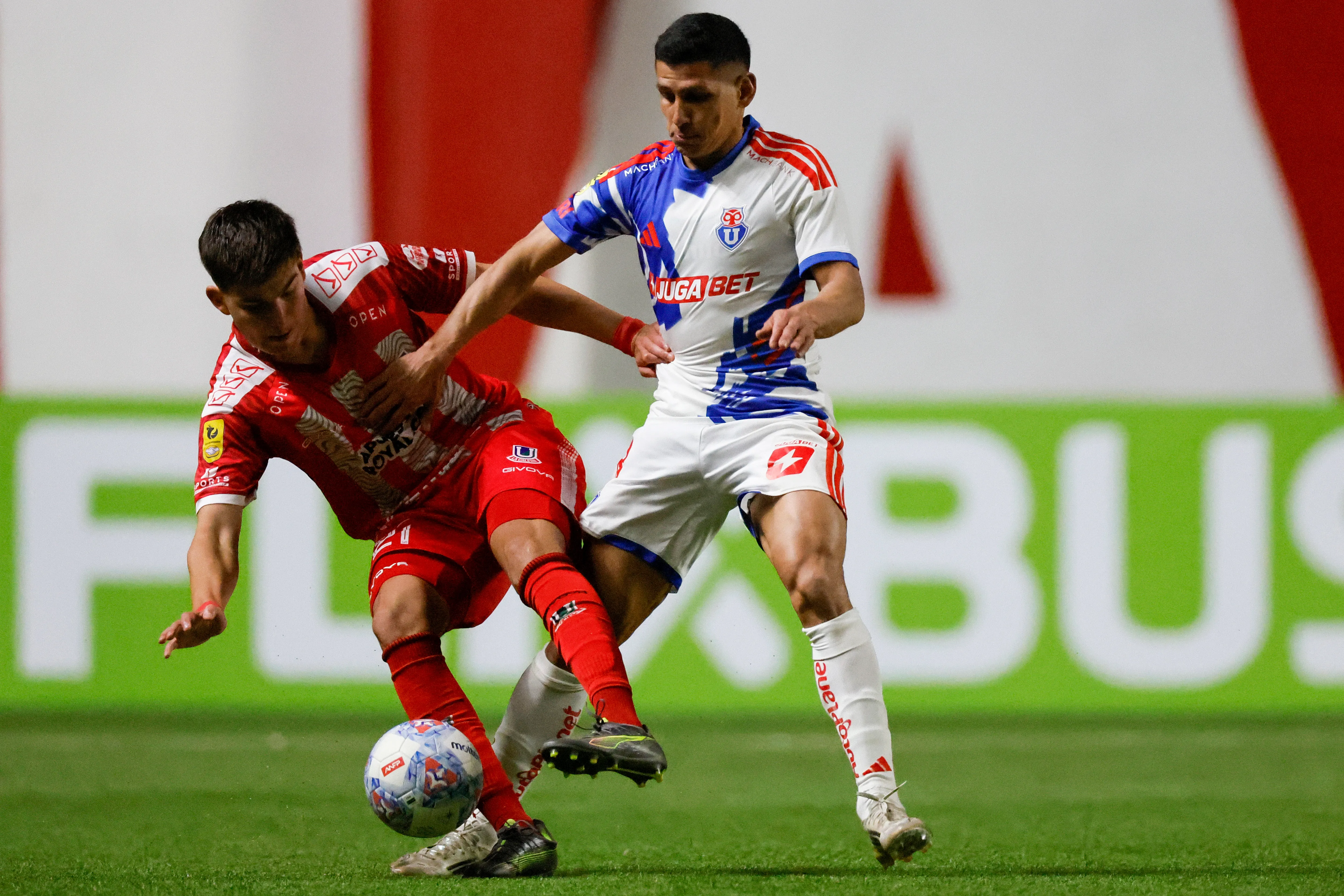 Israel Poblete sufrió con la cancha sintética en La Calera. Foto: Andrés Pina/Photosport