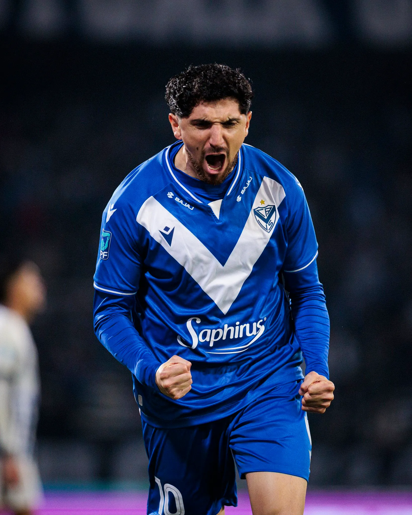 Diego Valdés es titular en Vélez.