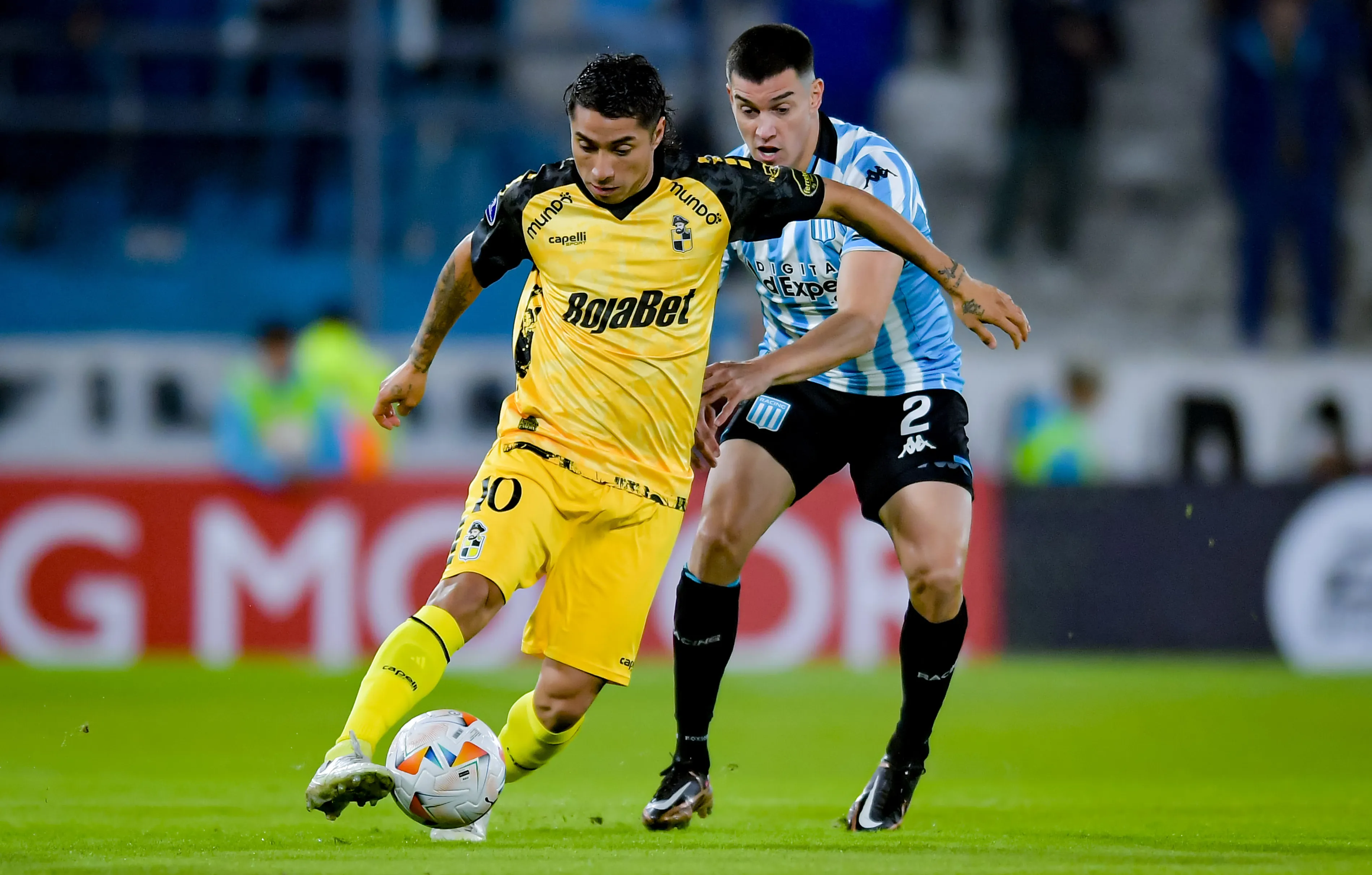 Agustín García Basso marca a Luciano Cabral en un duelo entre Racing Club y Coquimbo Unido. (Marcelo Endelli/Getty Images).