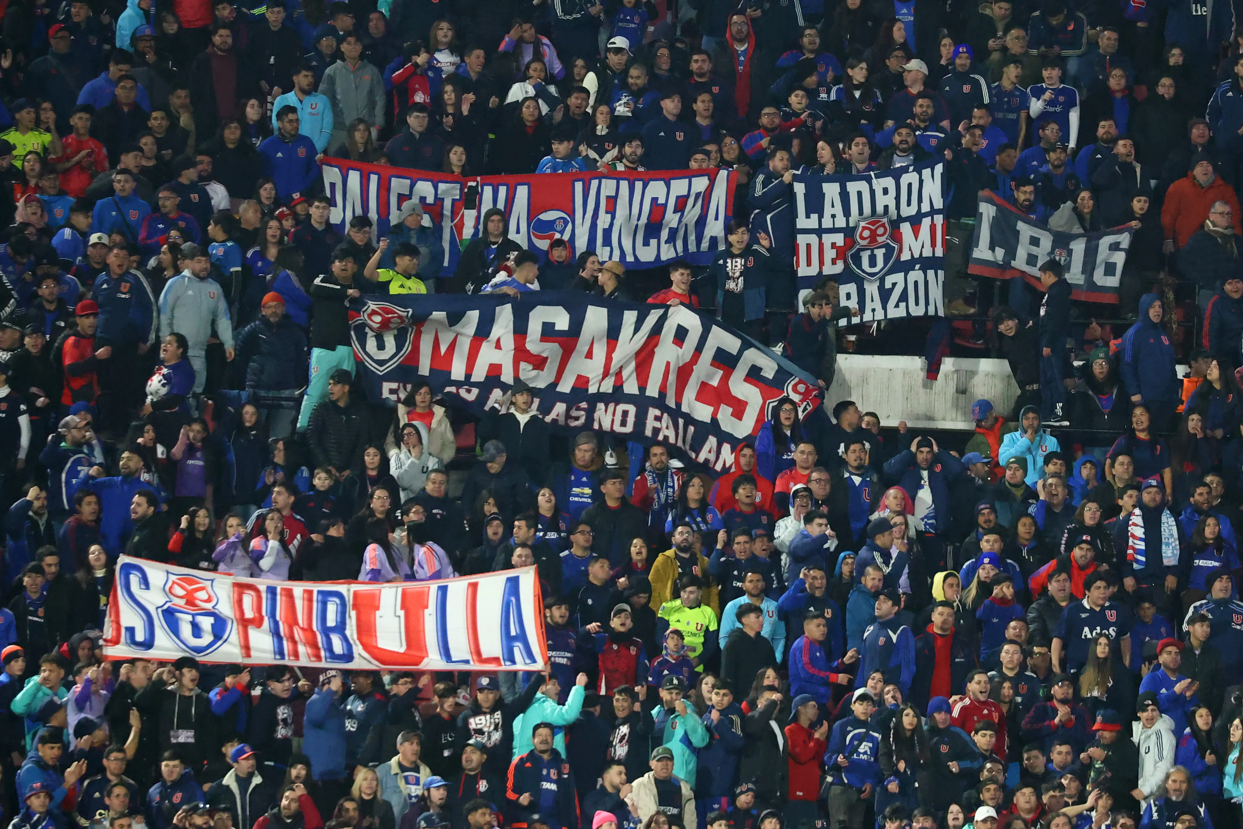 Los hinchas de la U tendrán un miércoles clave por las entradas del Superclásico. Foto: Dragomir Yankovic/Photosport