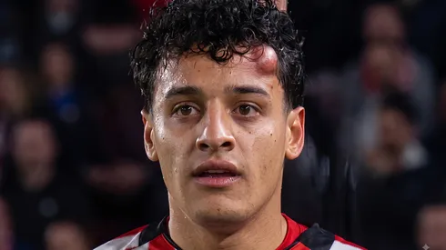 El uruguayo Tiago Palacios estaba siendo difícil de frenar para los Cruzados, hasta que chocó su cabeza contra un rival.