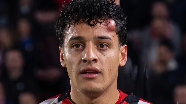 El uruguayo Tiago Palacios estaba siendo difícil de frenar para los Cruzados, hasta que chocó su cabeza contra un rival.