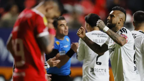 Arturo Vidal celebra por el momento de Colo Colo.