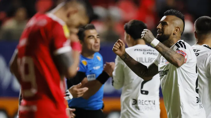 Arturo Vidal celebra por el momento de Colo Colo.