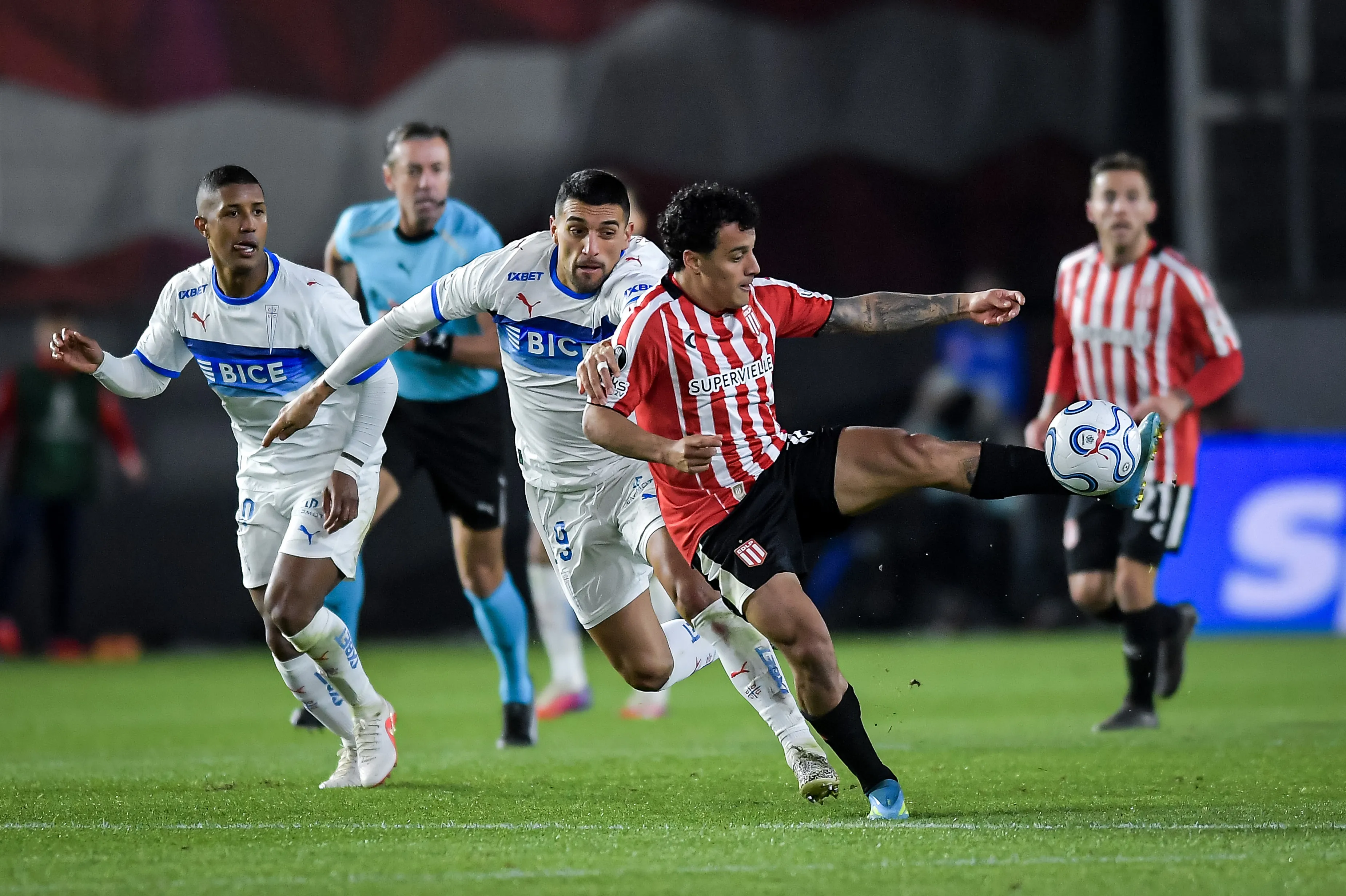 Tiago Palacios en acción ante la marca de Branco Ampuero: Católica rescató un 1-1 ante Estudiantes en La Plata. (Marcelo Endelli/Getty Images).