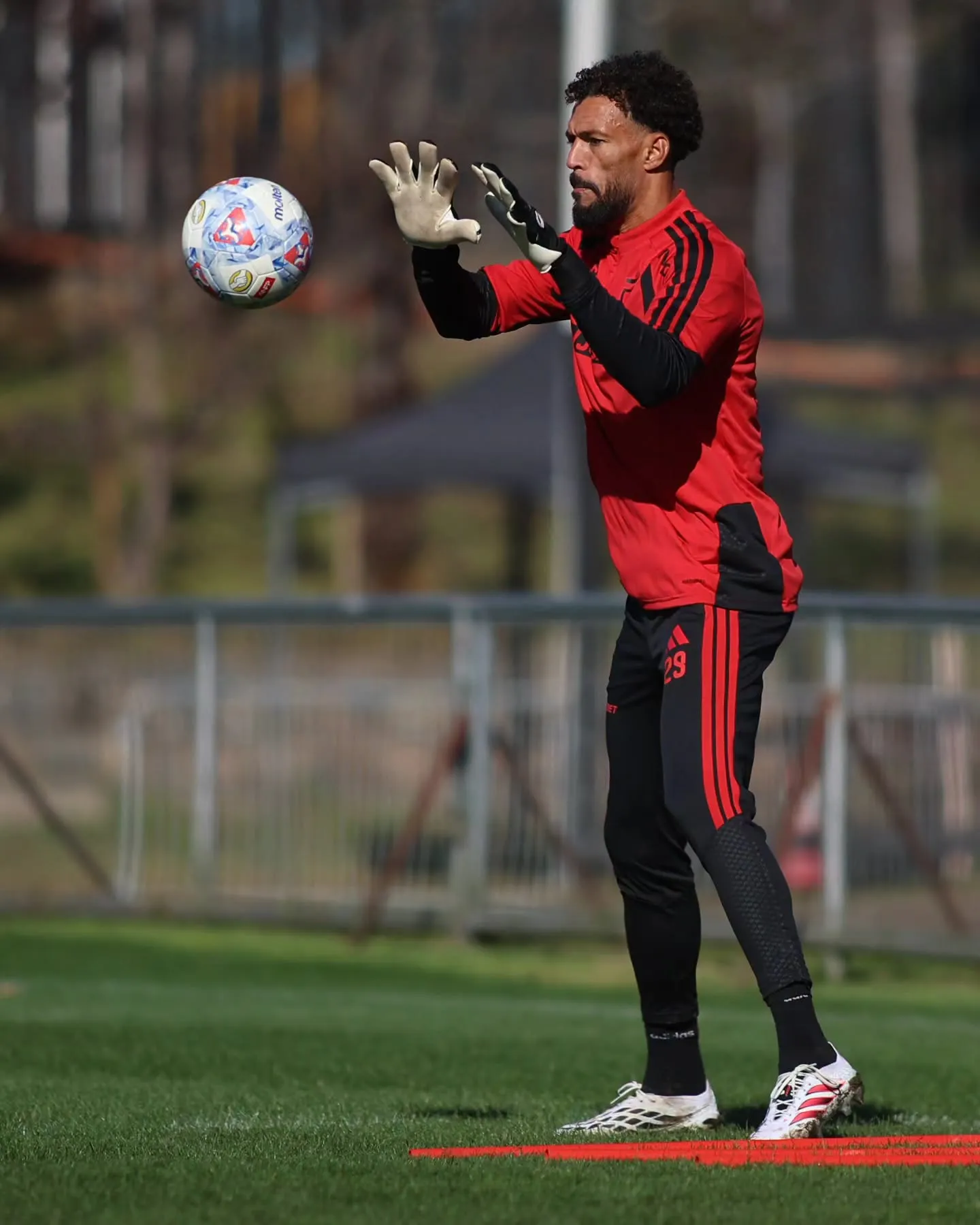 Vozinha ya entrena a la par de sus compañeros. Foto: Colo Colo