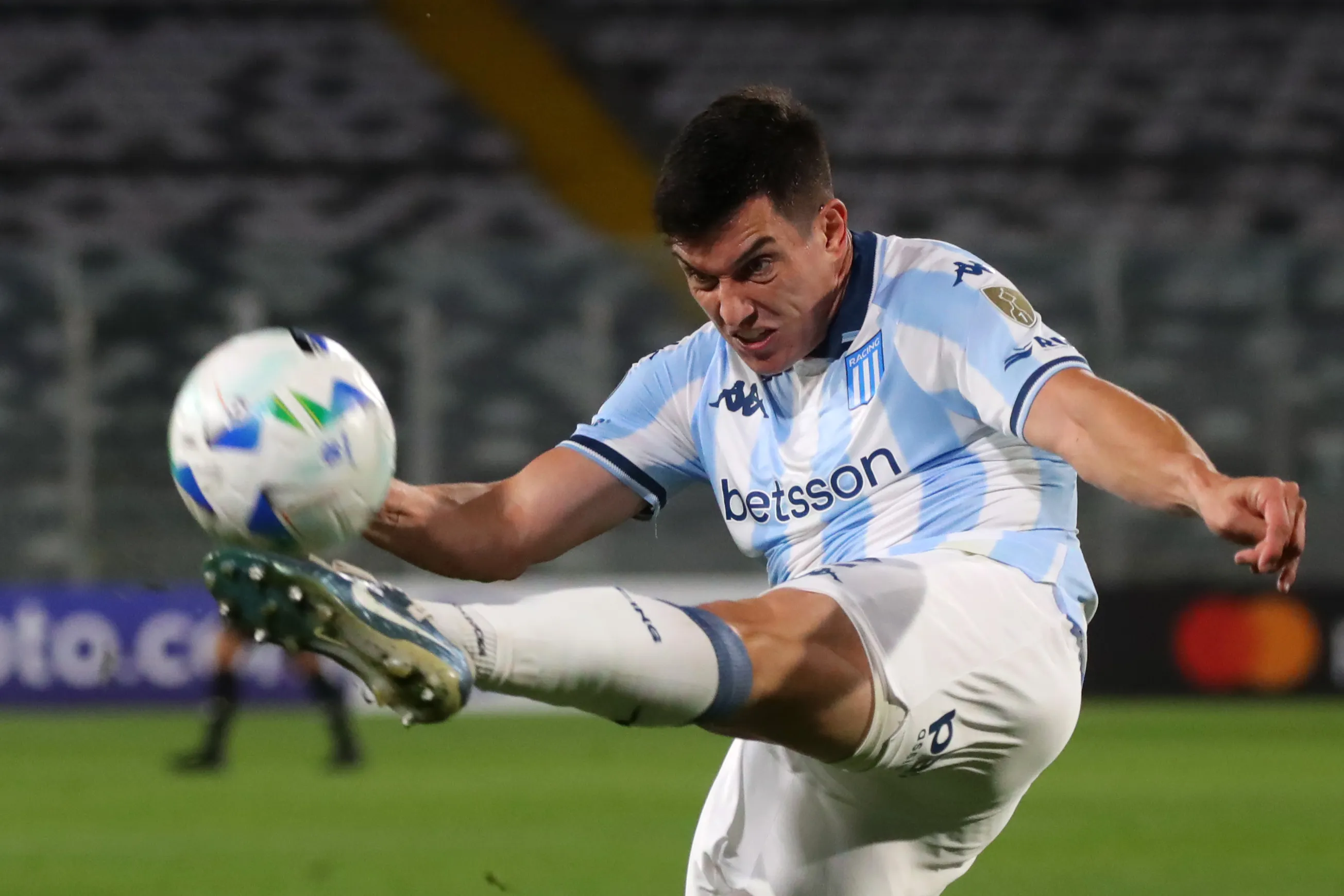 Agustín García Basso jugó contra Colo Colo en la Copa Libertadores 2025. (Jonnathan Oyarzun/Photosport).
