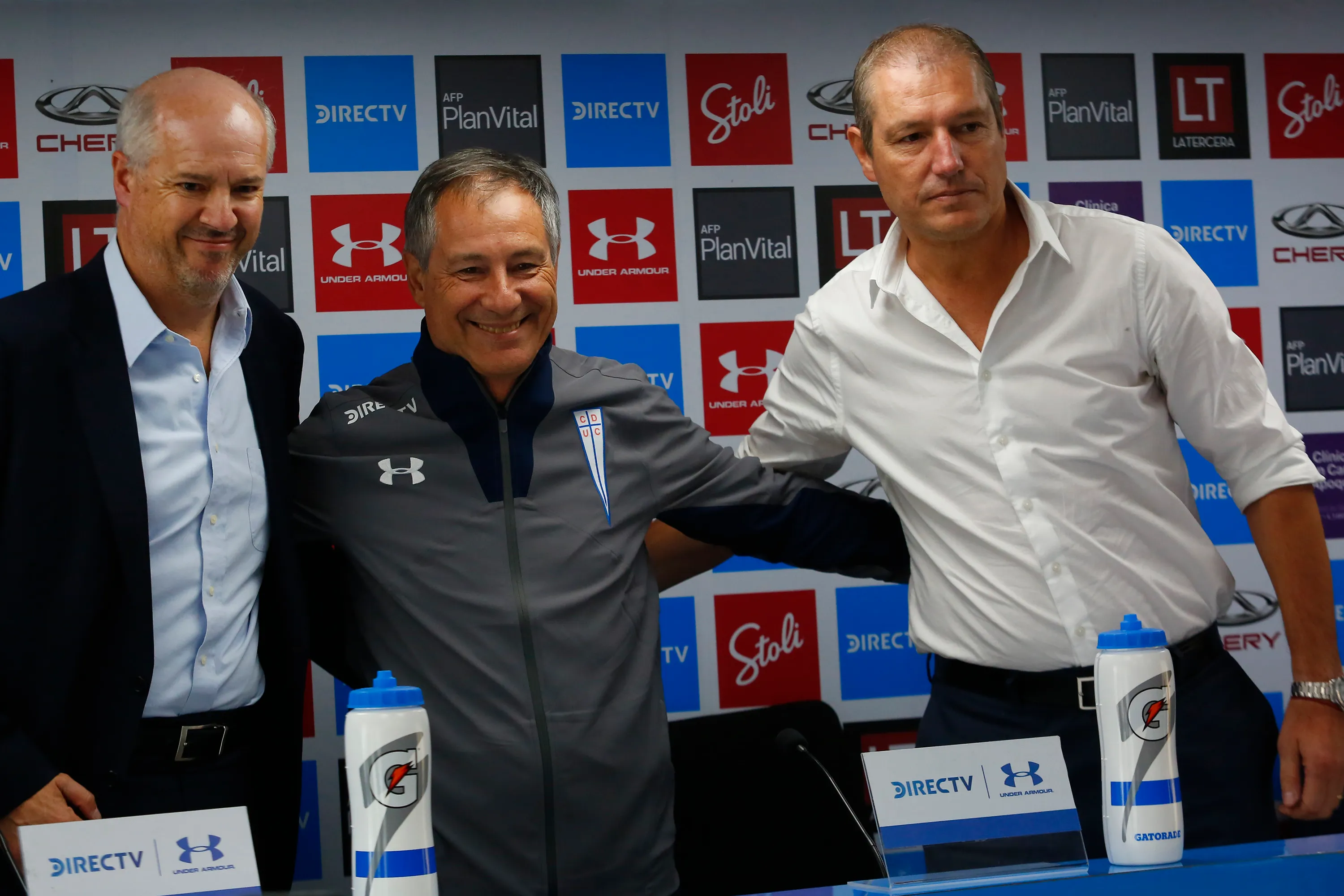 Ariel Holan junto a Juan Tagle y José María Buljubasich en el inicio de su primer ciclo como DT de la Católica. (Marcelo Hernández/Photosport).