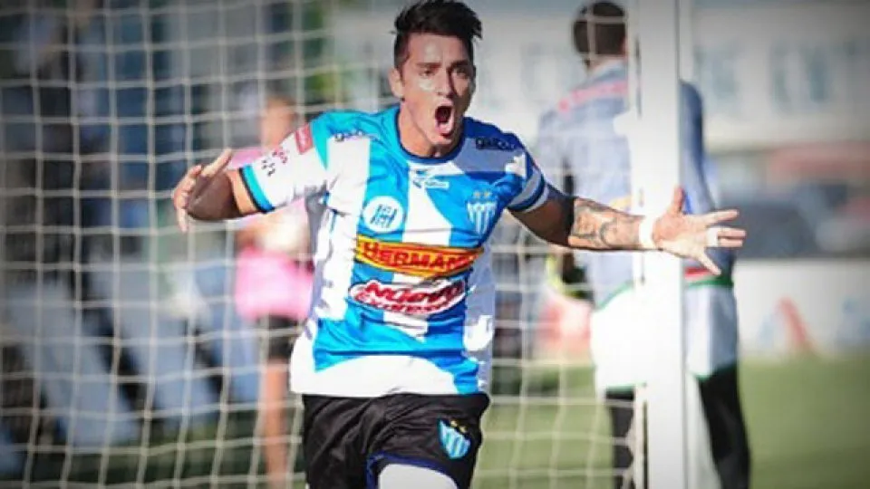 Fernando Zampedri grita un gol en Juventud Unida de Gualeguaychú. (Foto: Elonce.com).