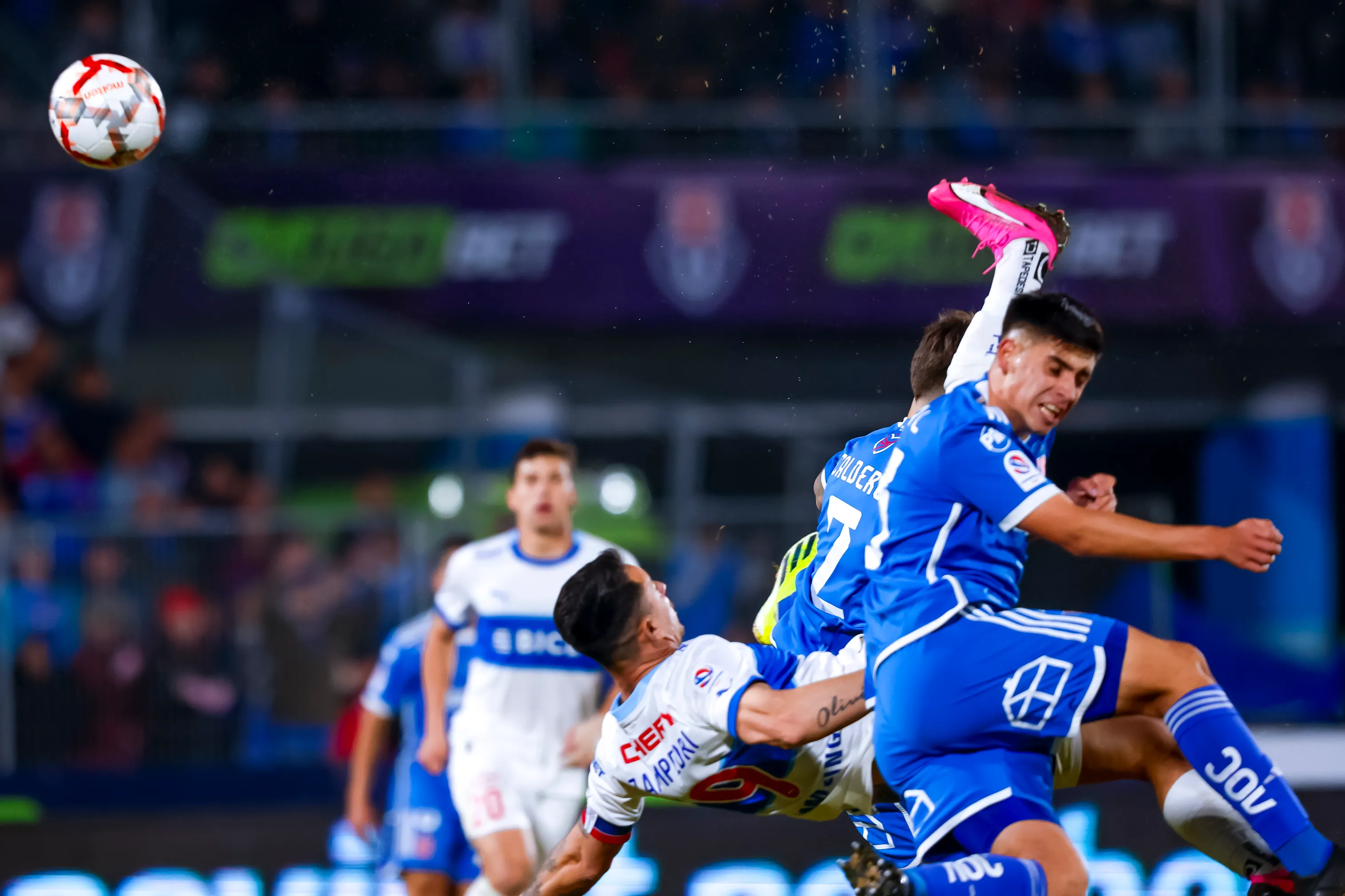 La espectacular chilena de Fernando Zampedri en el Estadio Nacional. (Pepe Alvujar/Photosport).