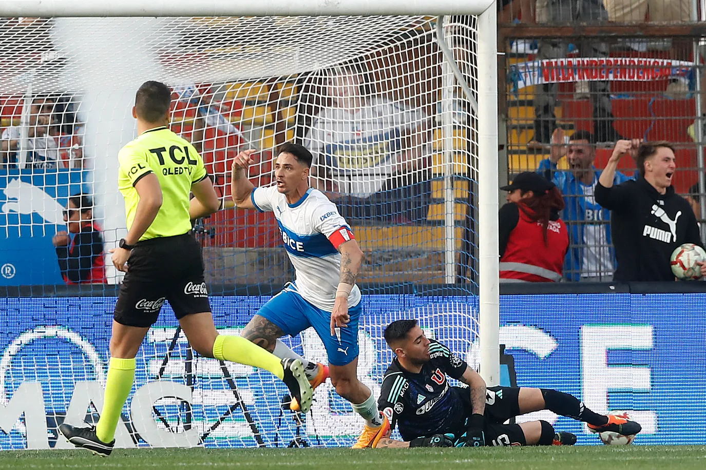 Así festejó Zampedri el histórico gol 119 en la UC, aunque Universidad de Chile venció en ese clásico. (Felipe Zanca/Photosport).