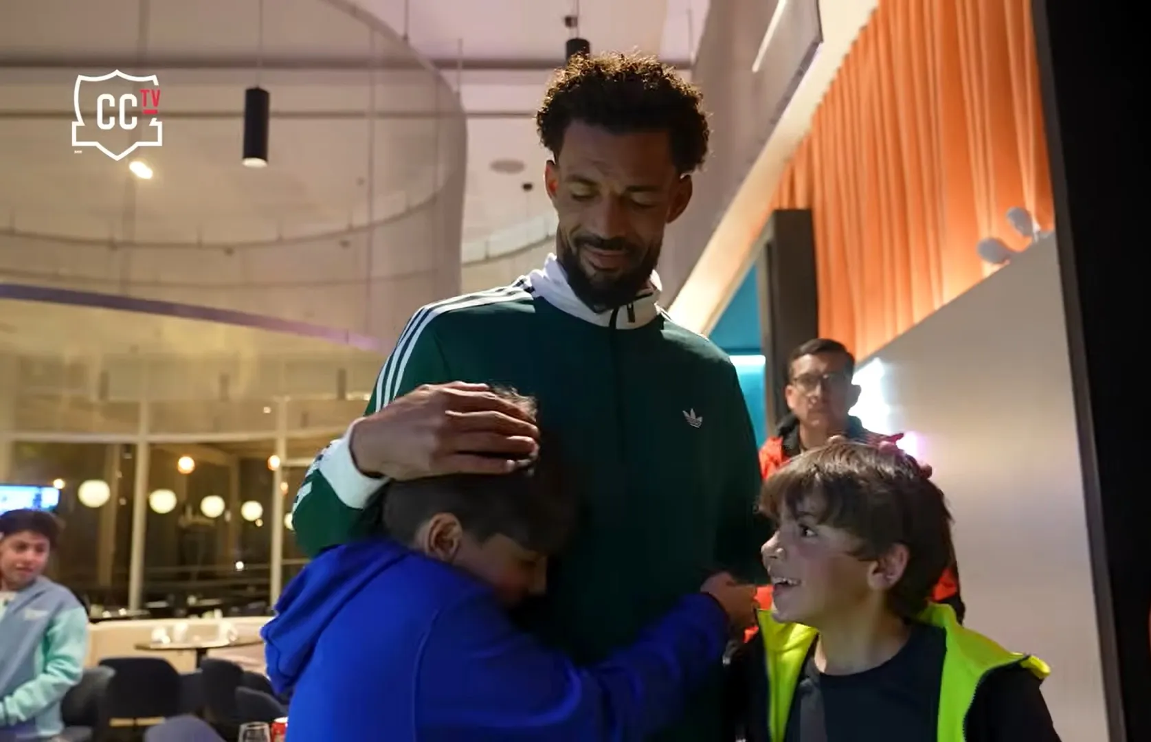 Vozinha junto a niños que le pidieron fotos