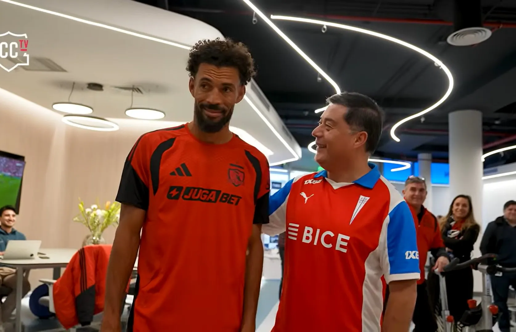 Un hincha de la UC junto a Vozinha