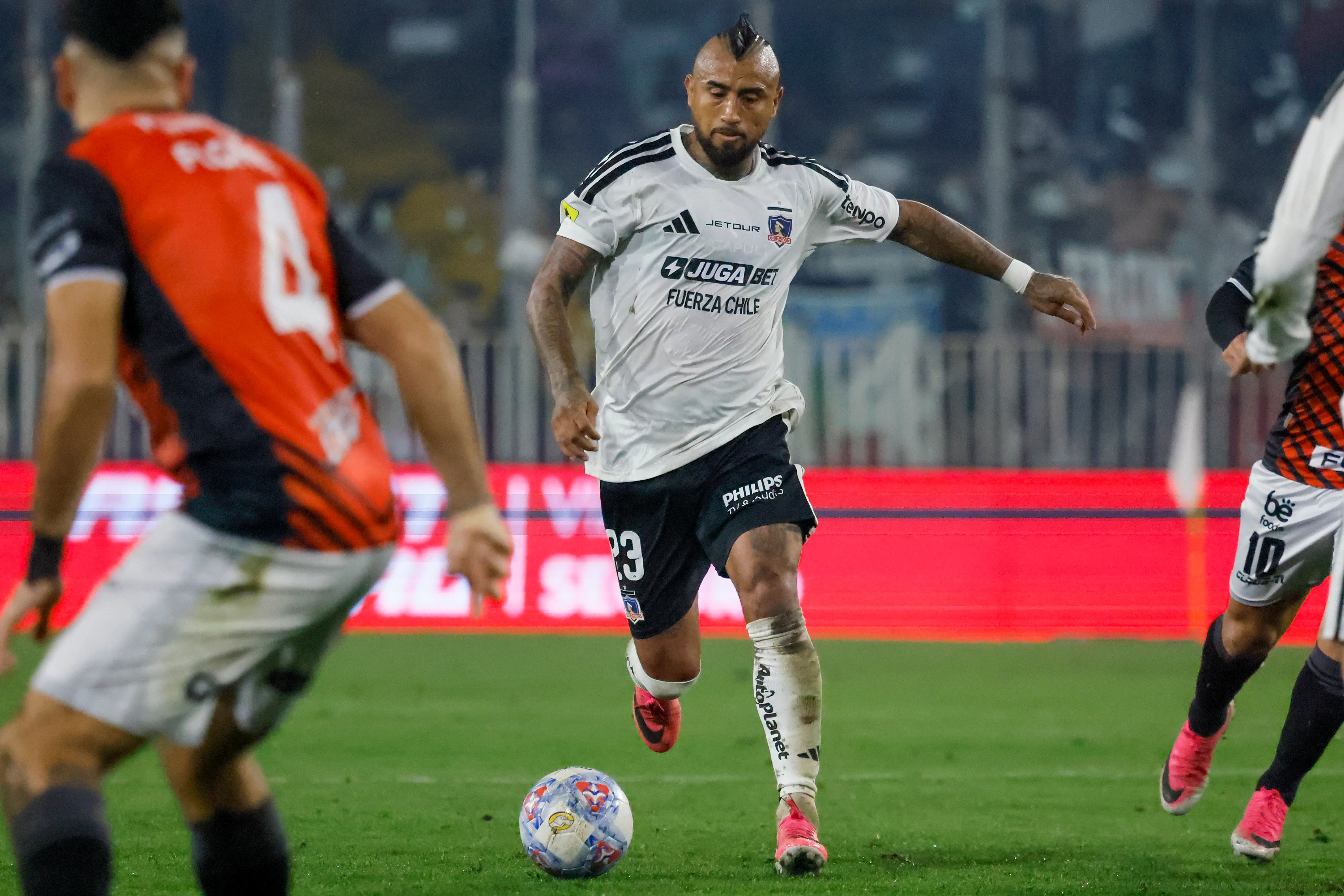 Vidal destaca el cambio de Colo Colo con Ortiz en la banca