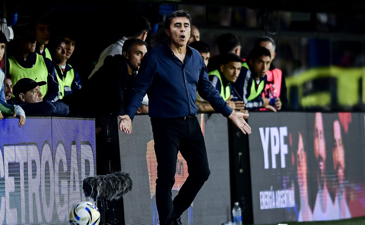 ¿Y si se va Ortiz de Colo Colo? Gustavo Quinteros es despedido de Independiente tras terrible campaña
