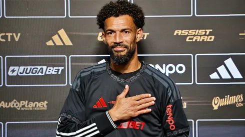 Vozinha recibe tributo de la FIFA previo a estrenarse en Colo Colo.