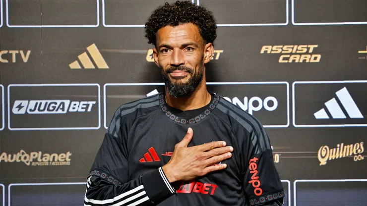 Vozinha recibe tributo de la FIFA previo a estrenarse en Colo Colo.