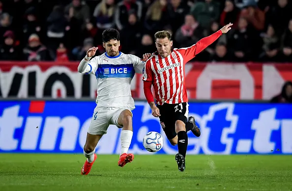 Católica rescató un 1-1 en Argentina y definirá su clasificación a cuartos de final en el Claro Arena.